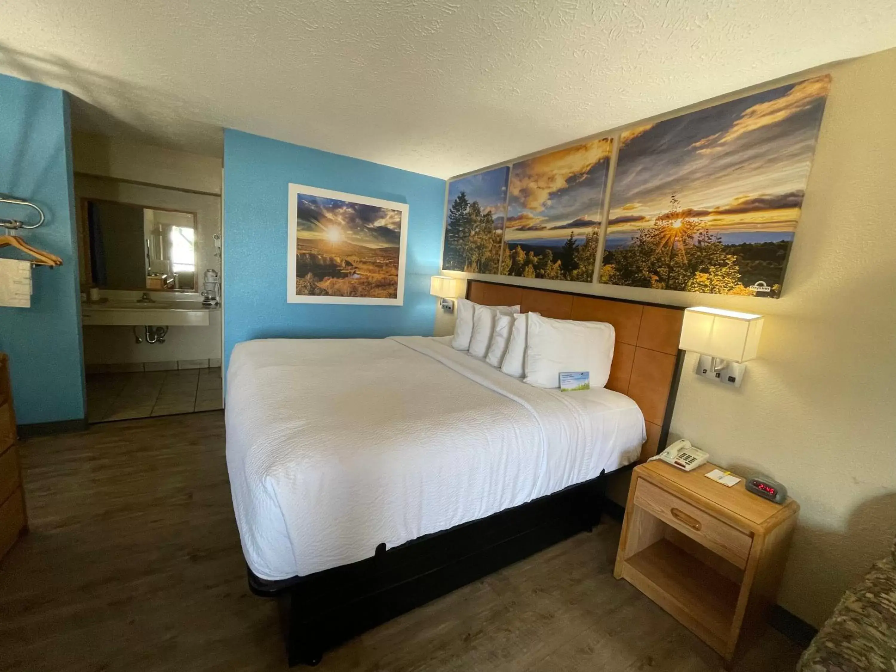 Photo of the whole room, Bed in Days Inn by Wyndham Lexington