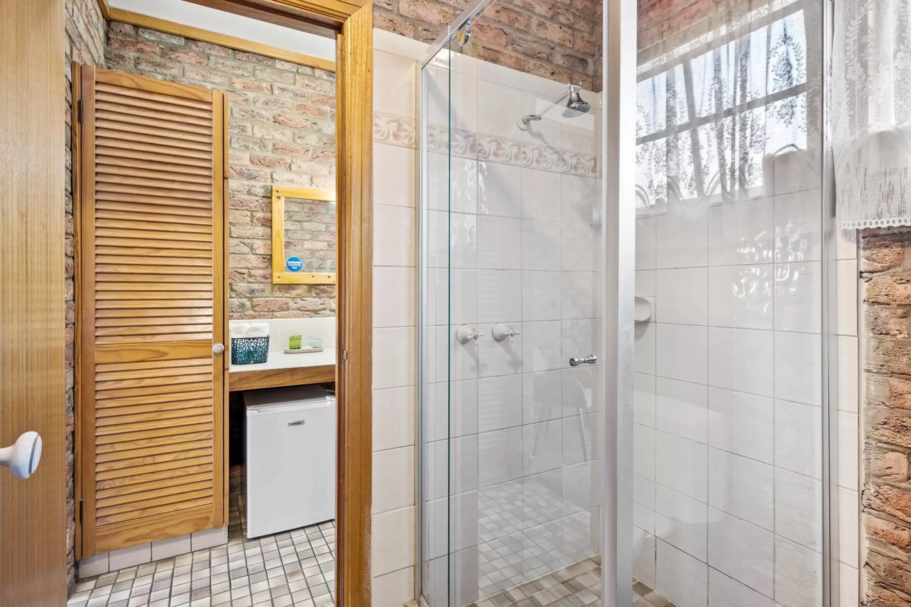Shower, Bathroom in The Settlement Historic Hotel