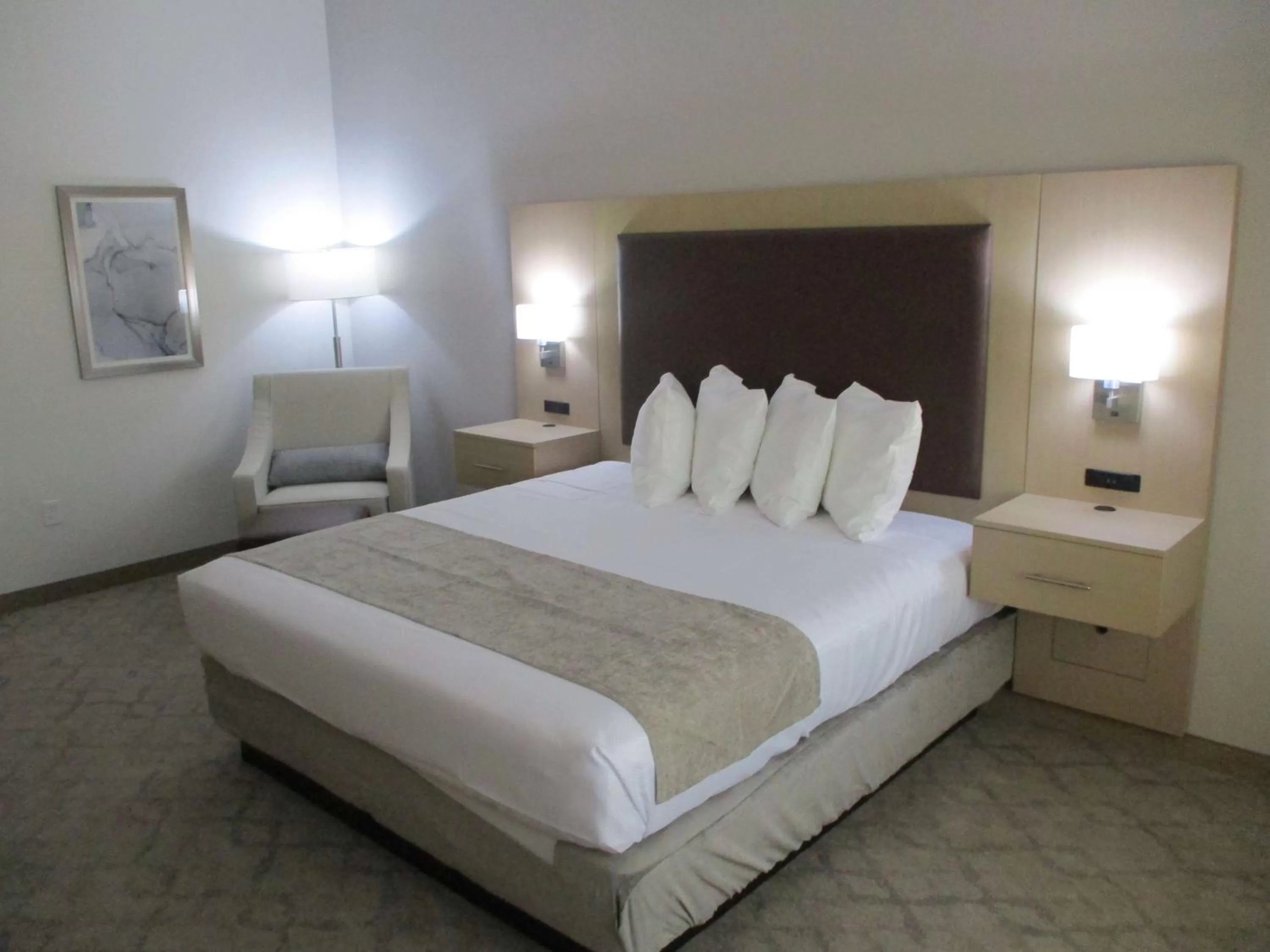 King Room with Mobility Accessible Roll-In Shower in Best Western Plus Chickasha Inn