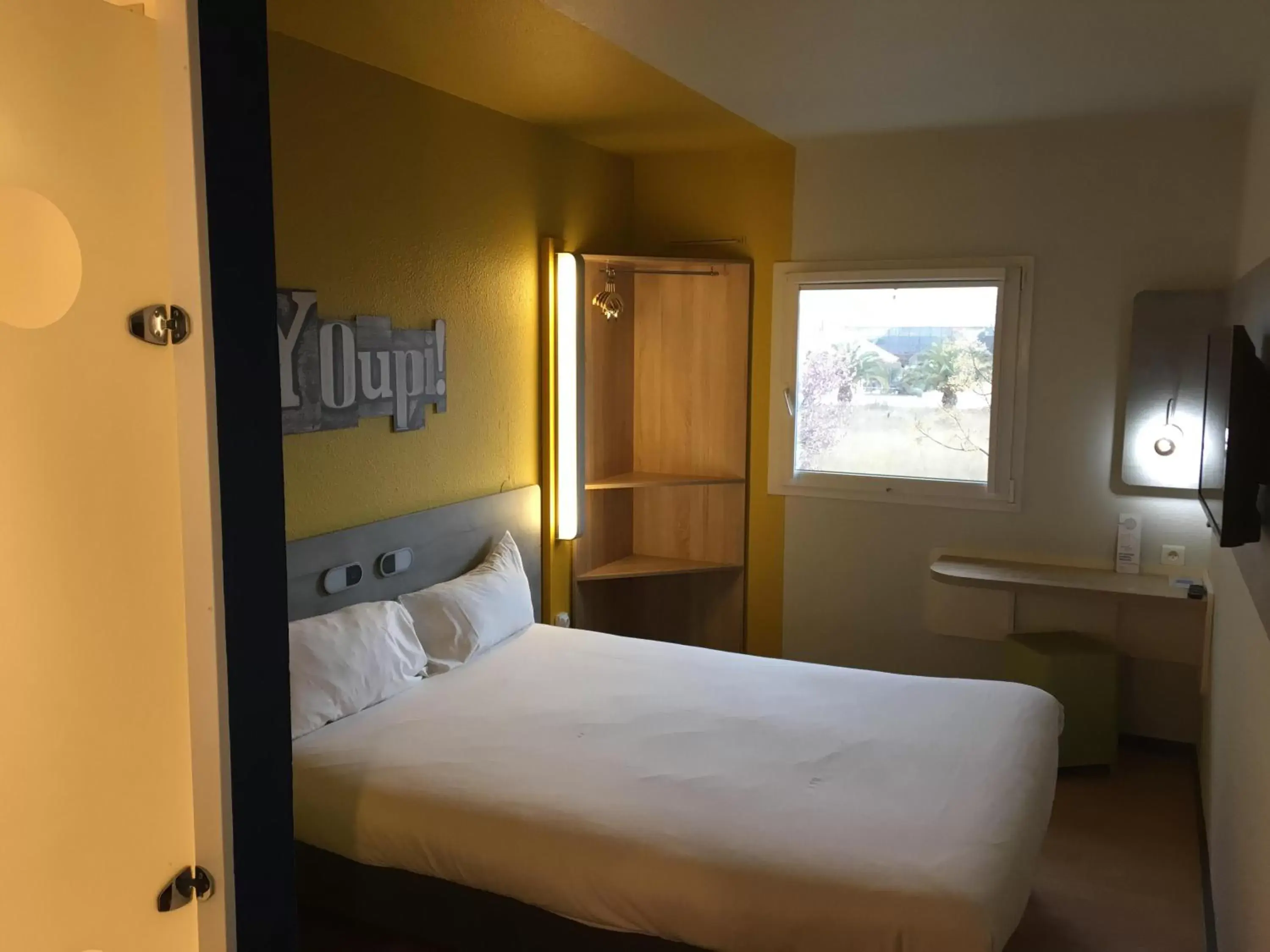 Bedroom, Bed in ibis budget Narbonne Est