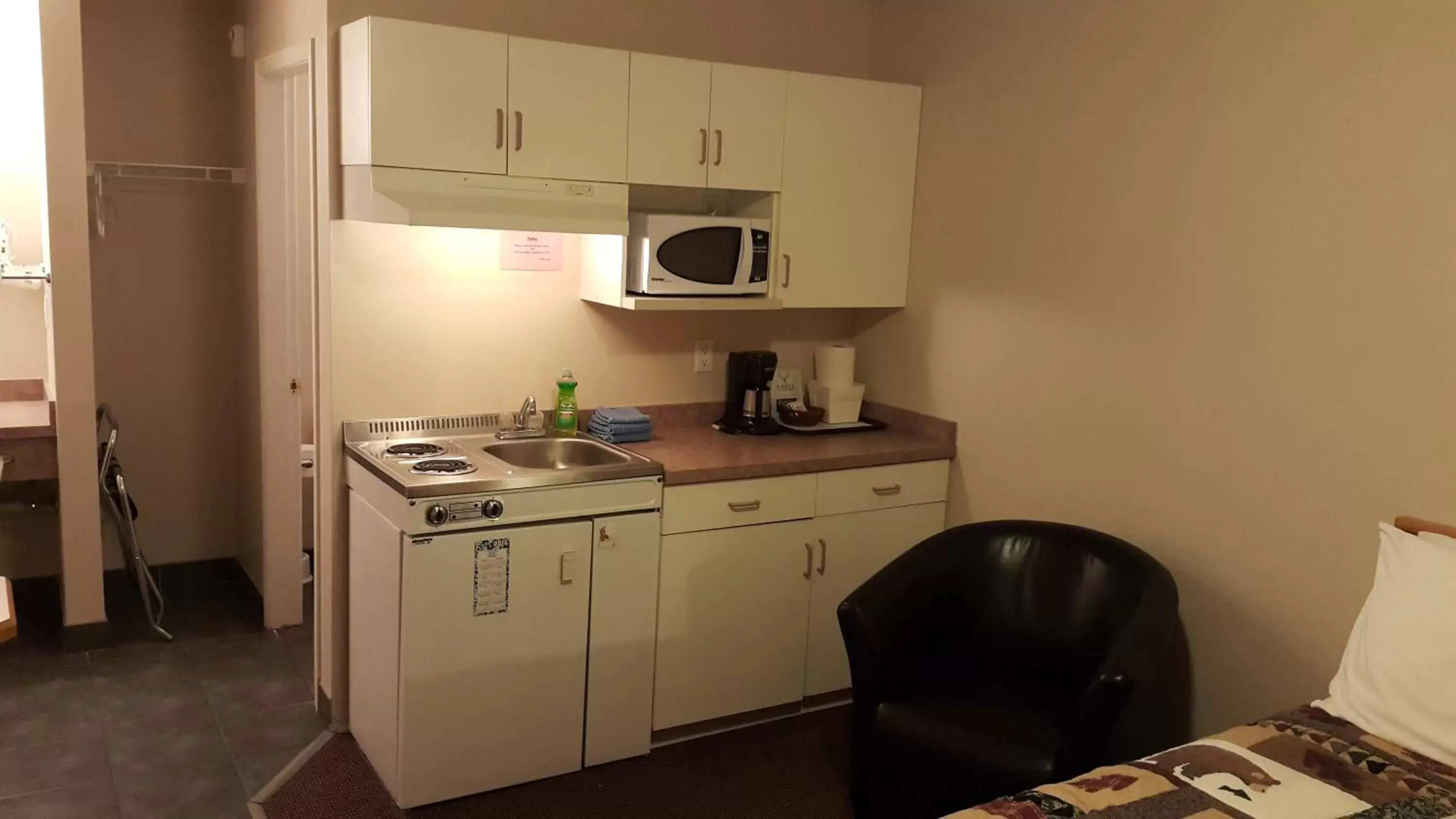 Kitchen or kitchenette, Kitchen/Kitchenette in Cactus Tree Inn