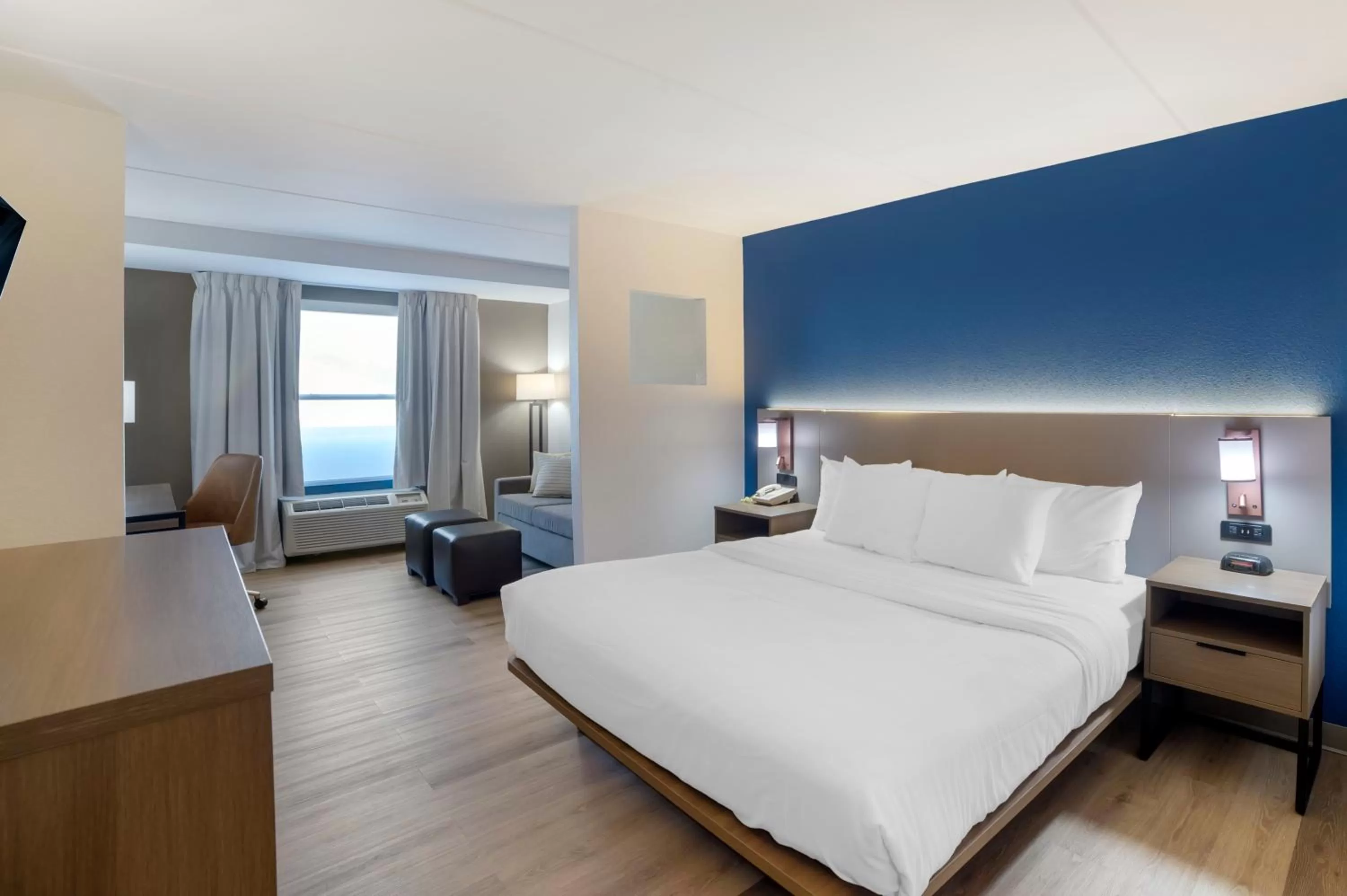 Photo of the whole room, Bed in Comfort Inn Asheville Airport