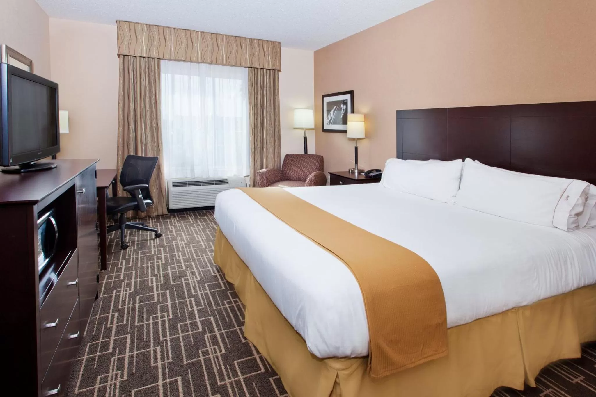 Photo of the whole room, Bed in Holiday Inn Express Hotel & Suites Jackson Northeast by IHG