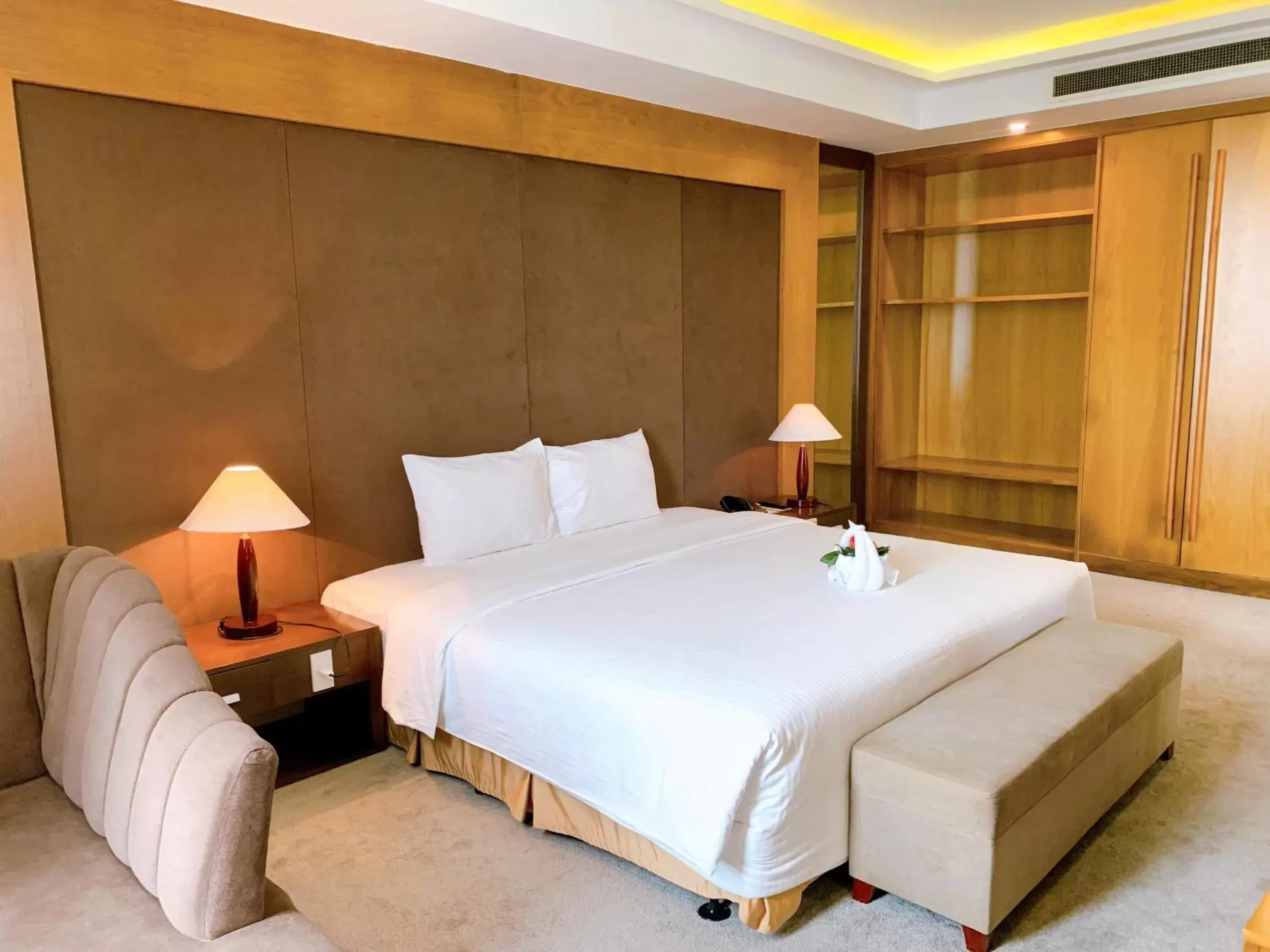 Bedroom, Bed in Muong Thanh Luxury Nhat Le Hotel