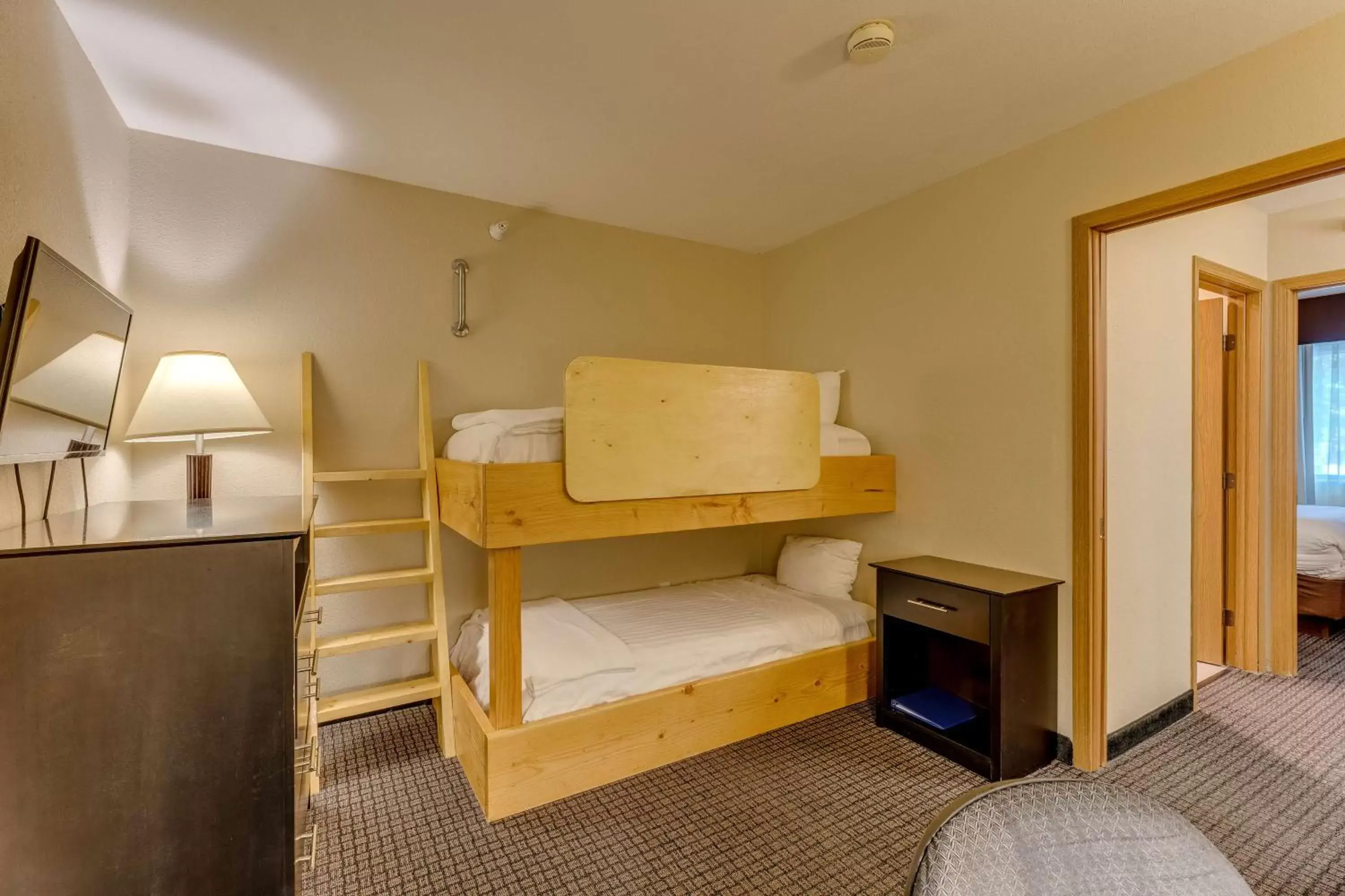 Photo of the whole room, Bunk Bed in Best Western Lakewinds