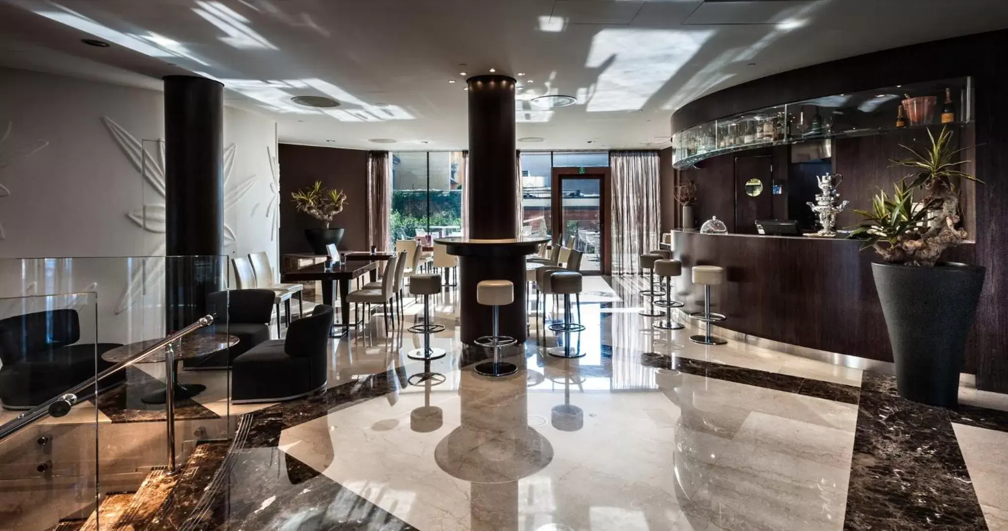 Lounge or bar, Lounge/Bar in Crowne Plaza Milan City, an IHG Hotel