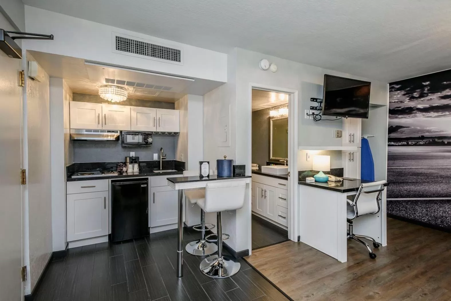 Kitchen or kitchenette in Lions Gate Hotel