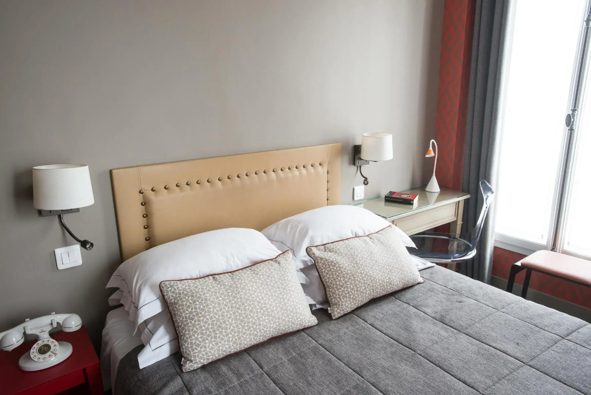 Bed, Room Photo in Apollon Montparnasse