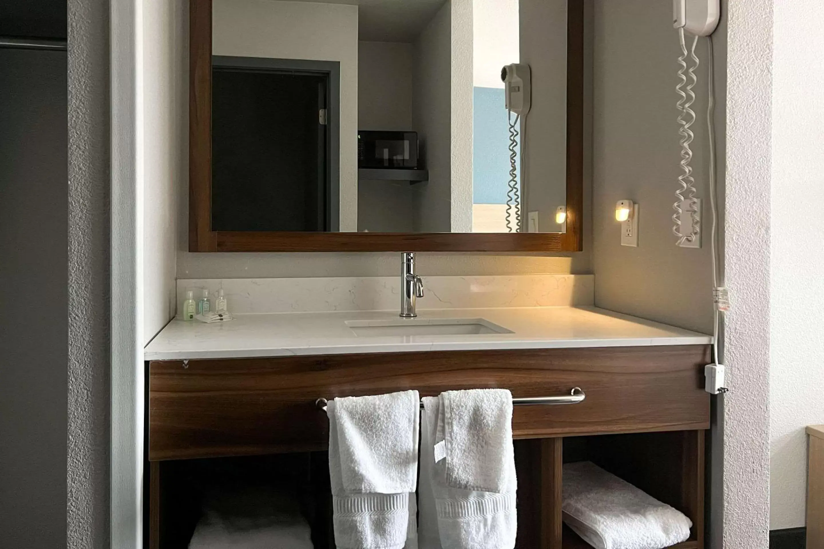 Bedroom, Bathroom in Quality Inn Portland Airport PDX