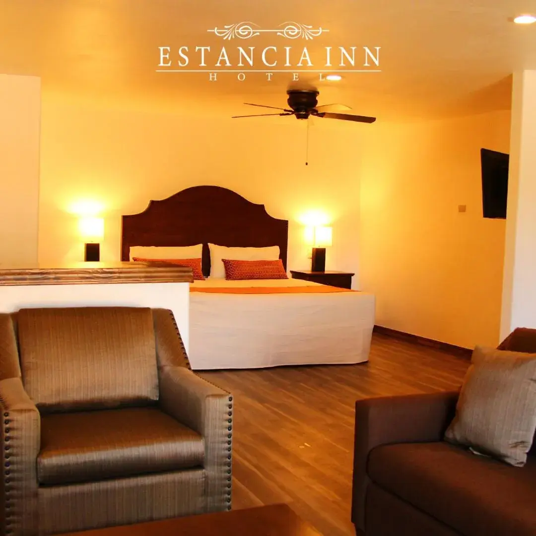 Living room, Bed in Estancia Inn