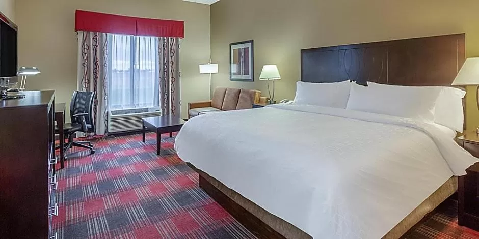Photo of the whole room, Bed in Holiday Inn Express Hotel & Suites Bowling Green by IHG