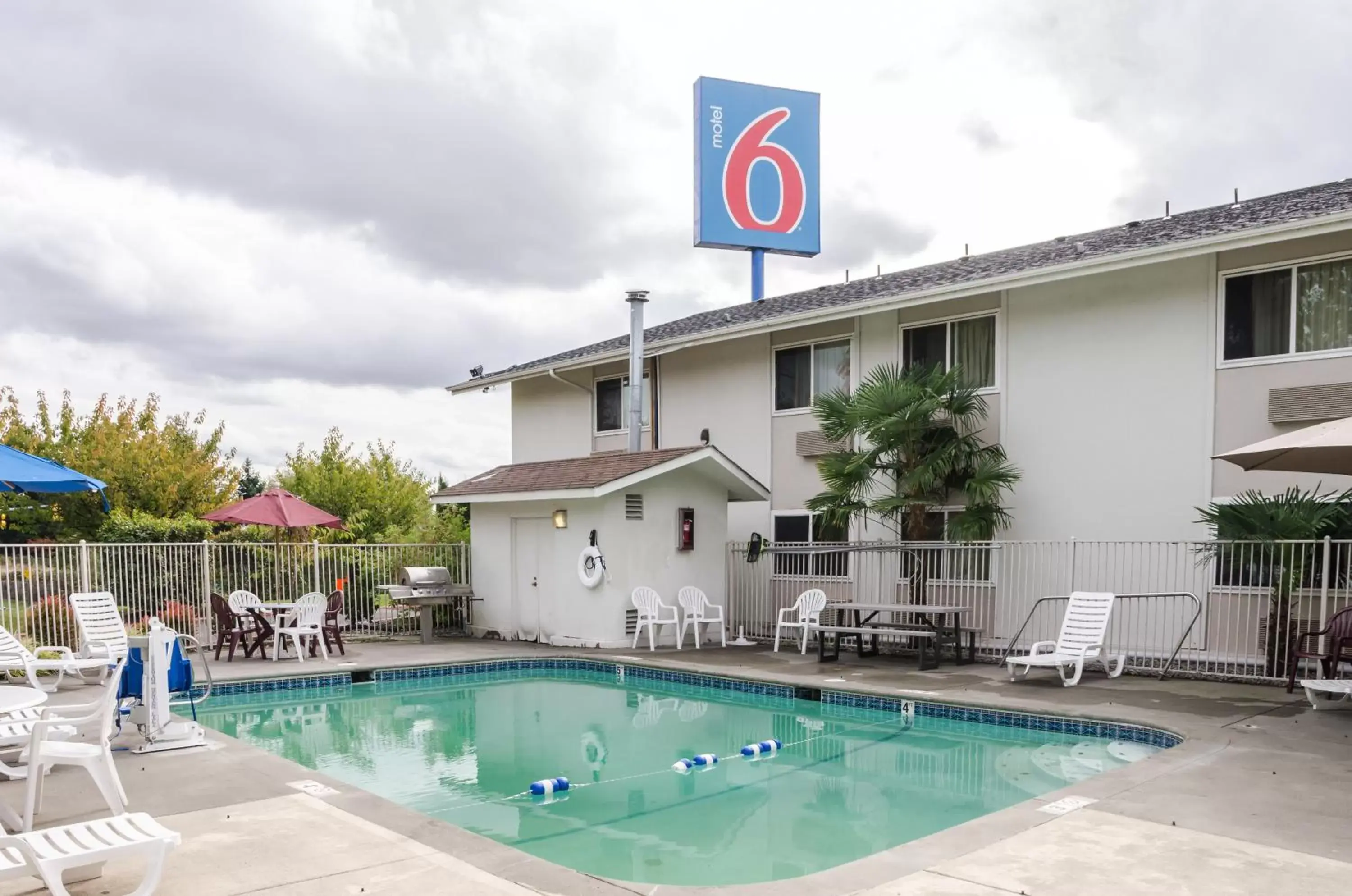 Swimming pool, Property Building in Motel 6-Seattle, WA - Sea-Tac Airport South