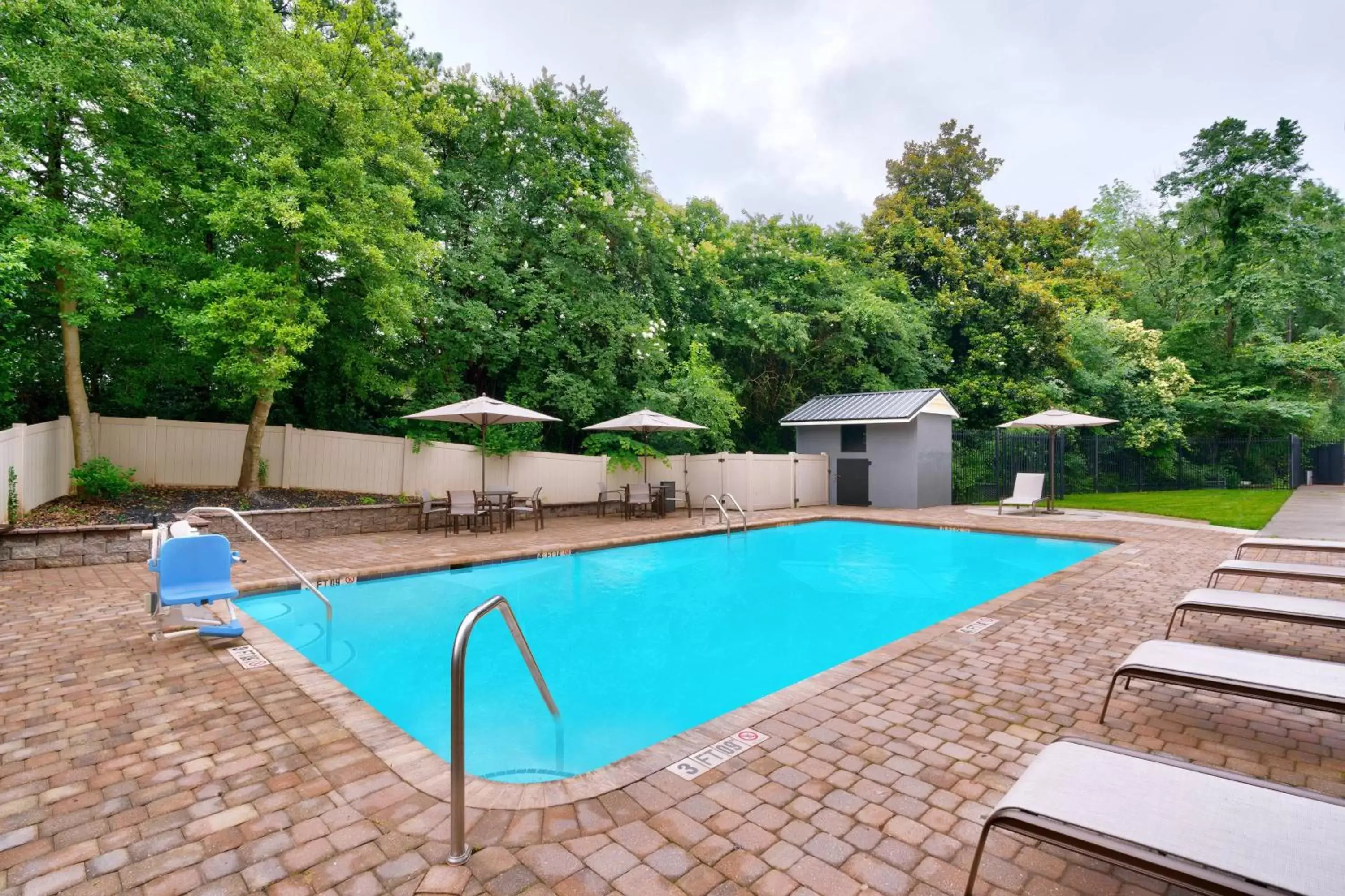 Swimming Pool in Courtyard by Marriott Charlotte Airport/Billy Graham Parkway