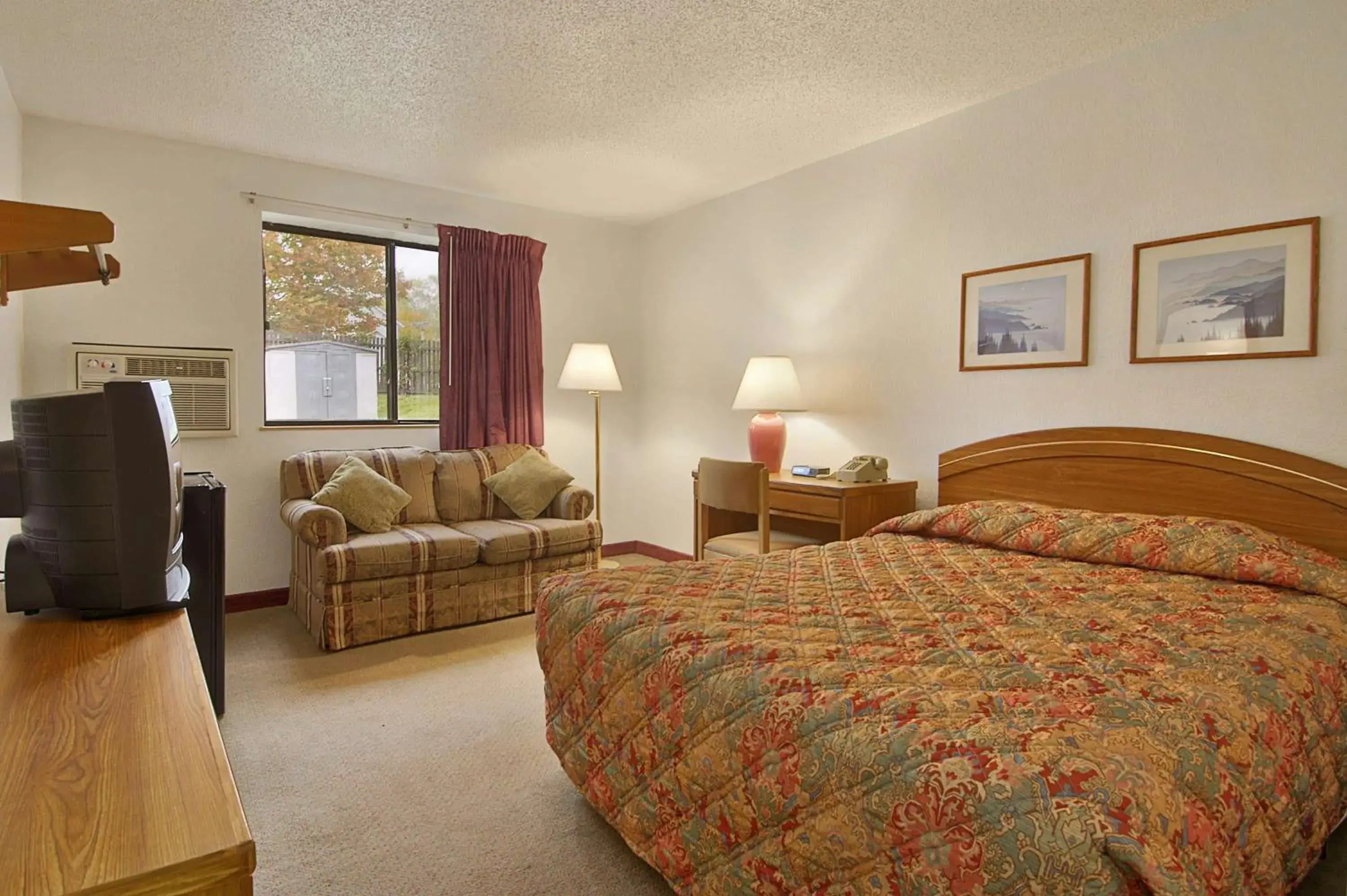 Photo of the whole room in Super 8 by Wyndham New Castle