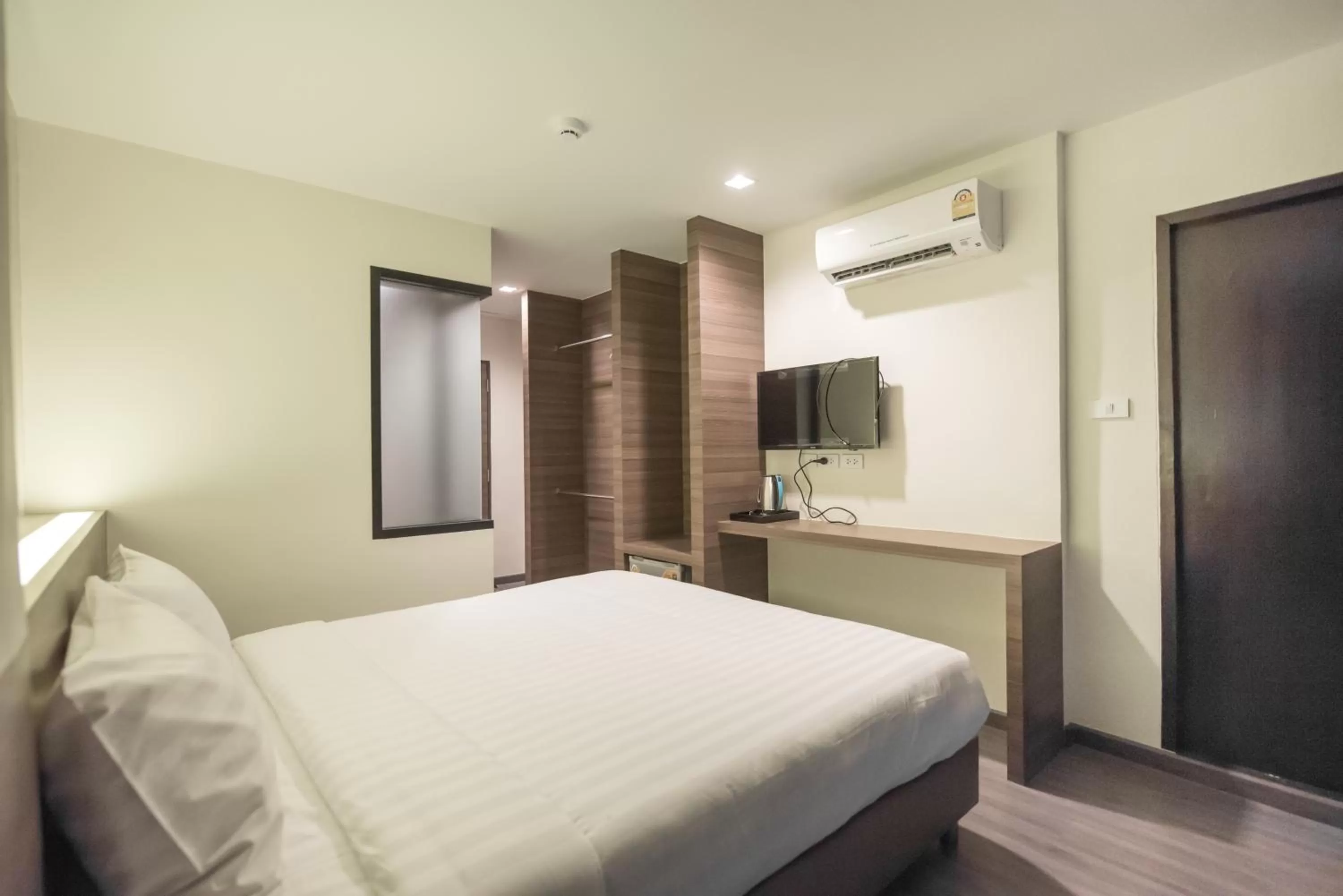 Photo of the whole room, Bed in Sovereign Group Hotel at Pratunam