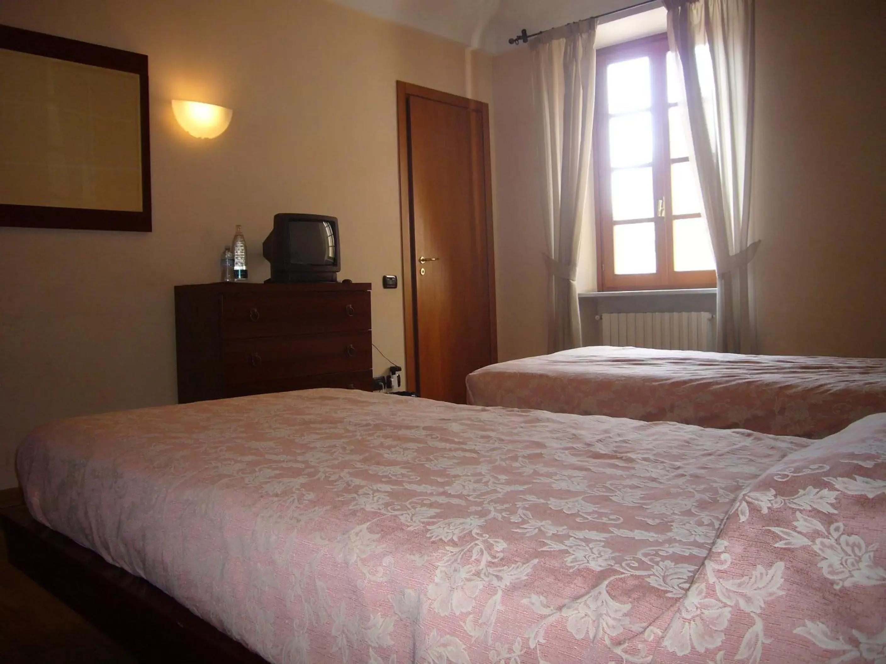 Shower, Bed in Albergo San Lorenzo