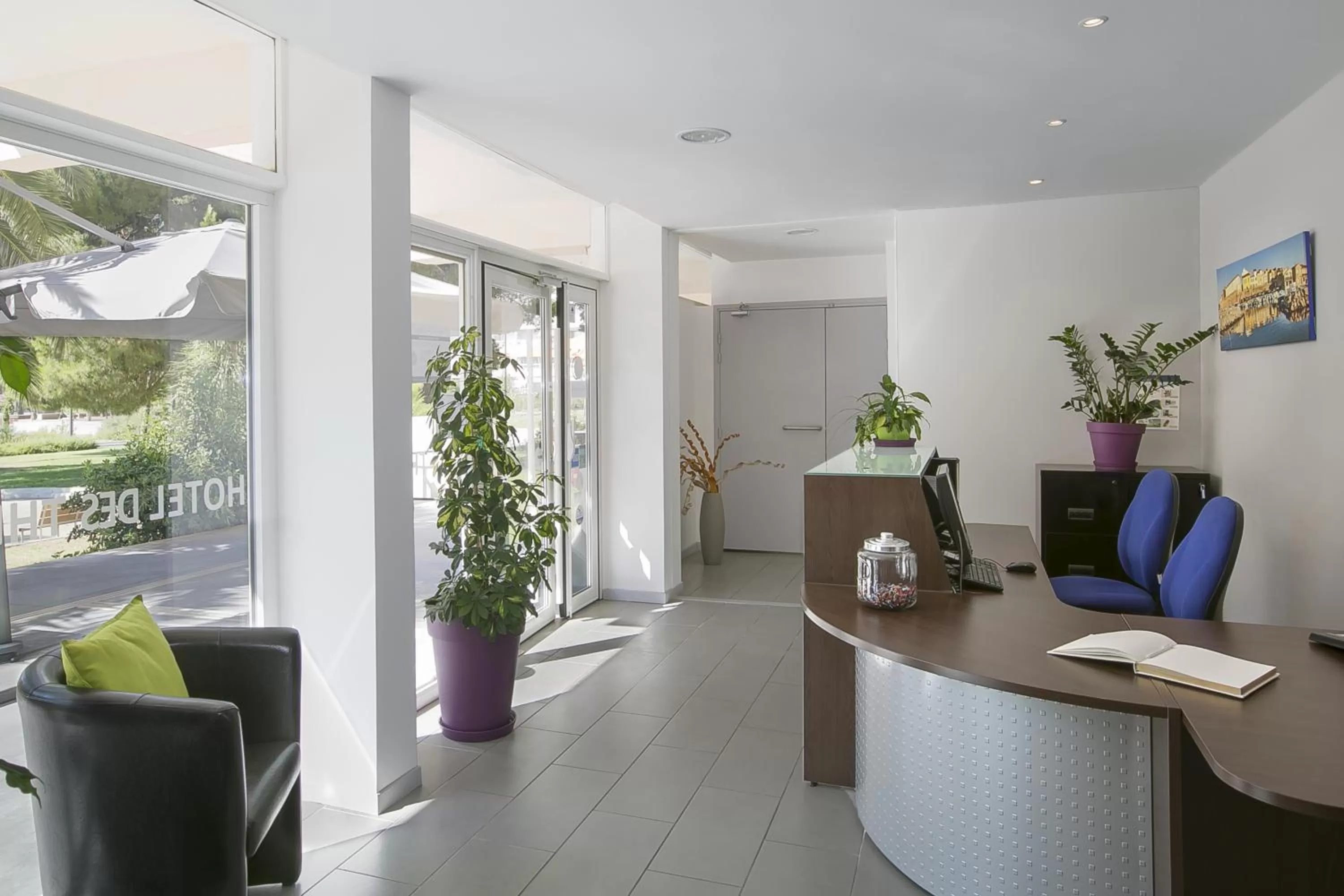 Lobby or reception in Best Western Hôtel des Thermes - Balaruc les Bains Sète