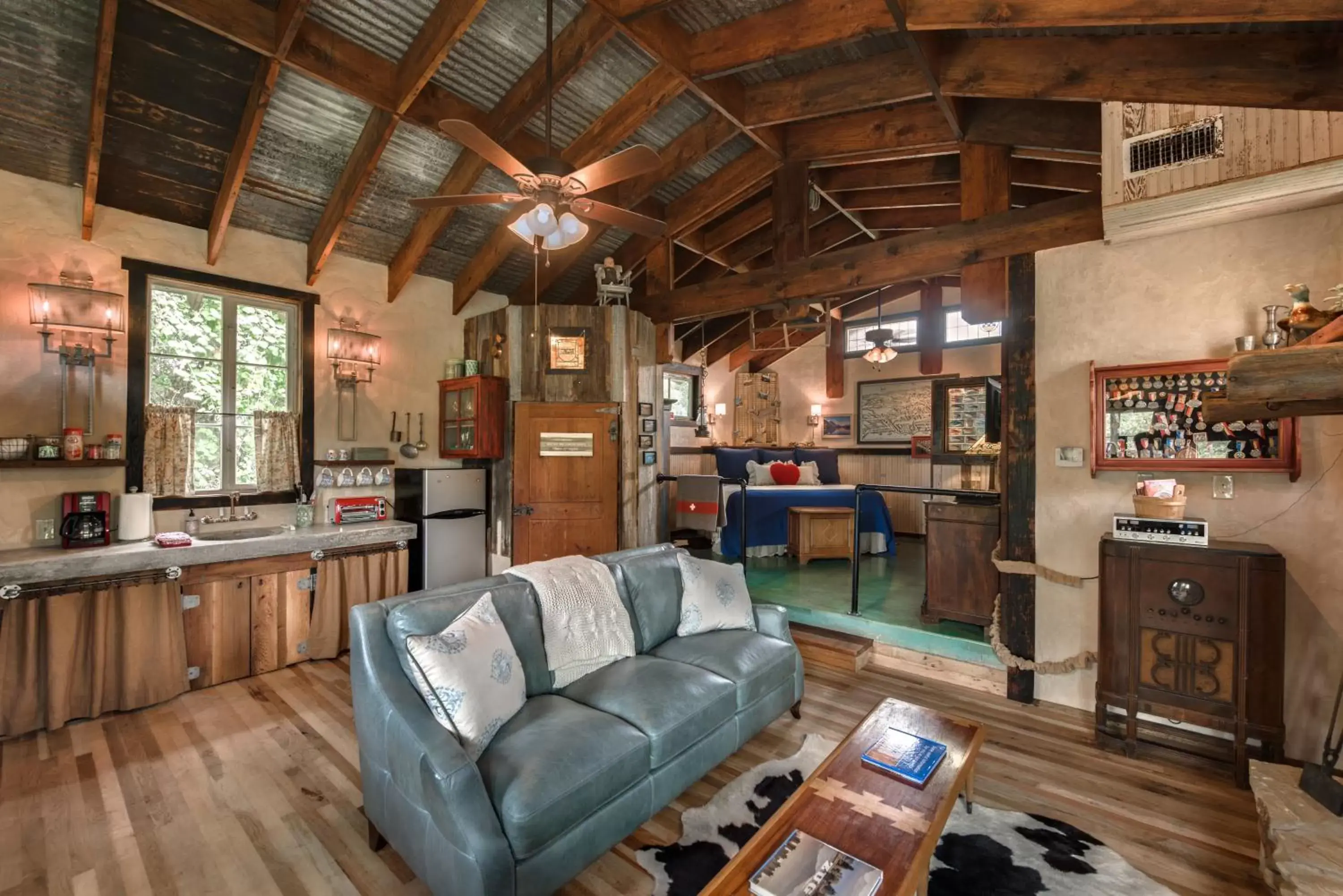 Kitchen or kitchenette, Seating Area in Barons CreekSide Resort