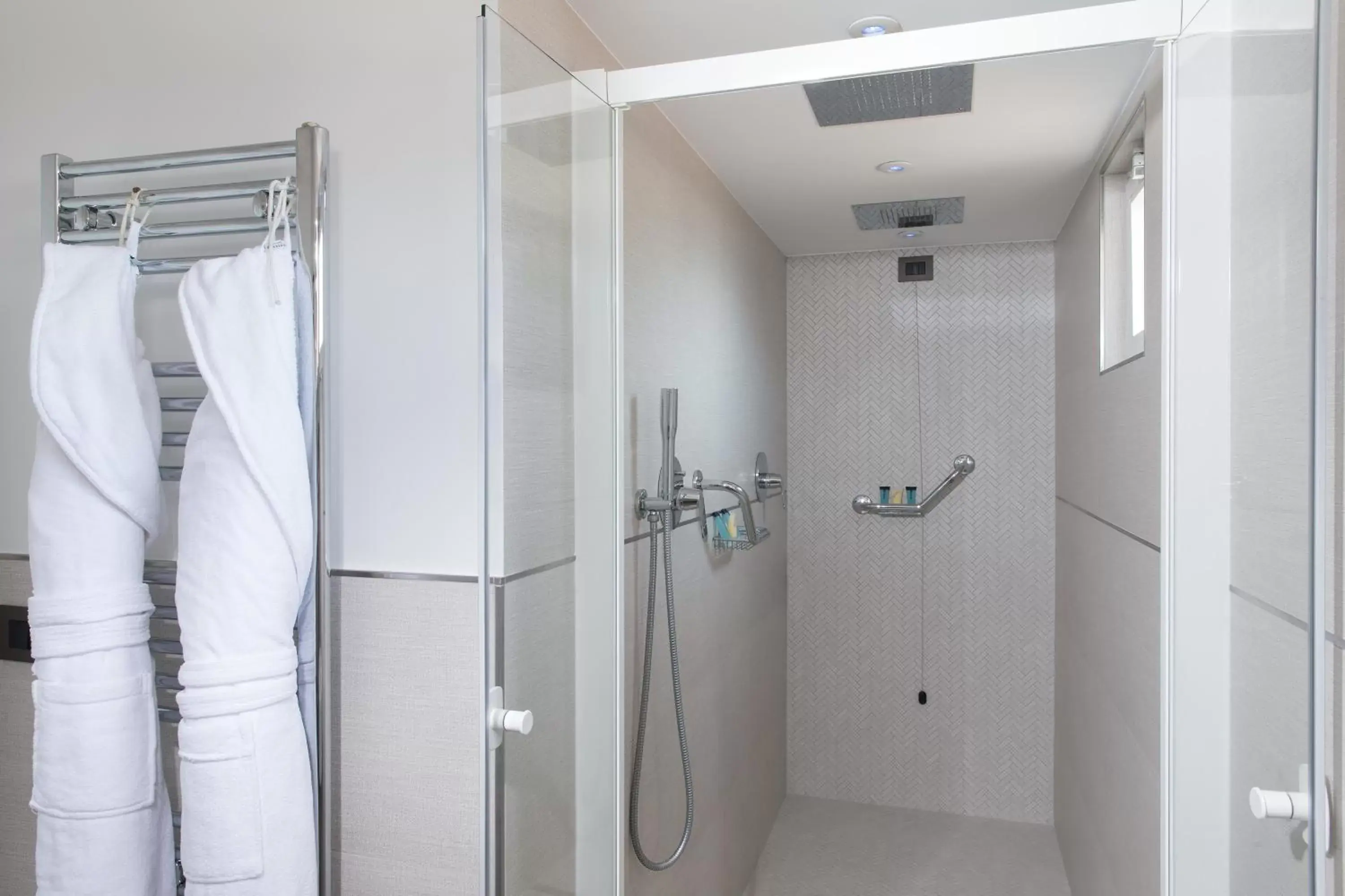 Shower, Bathroom in Hotel Nazionale
