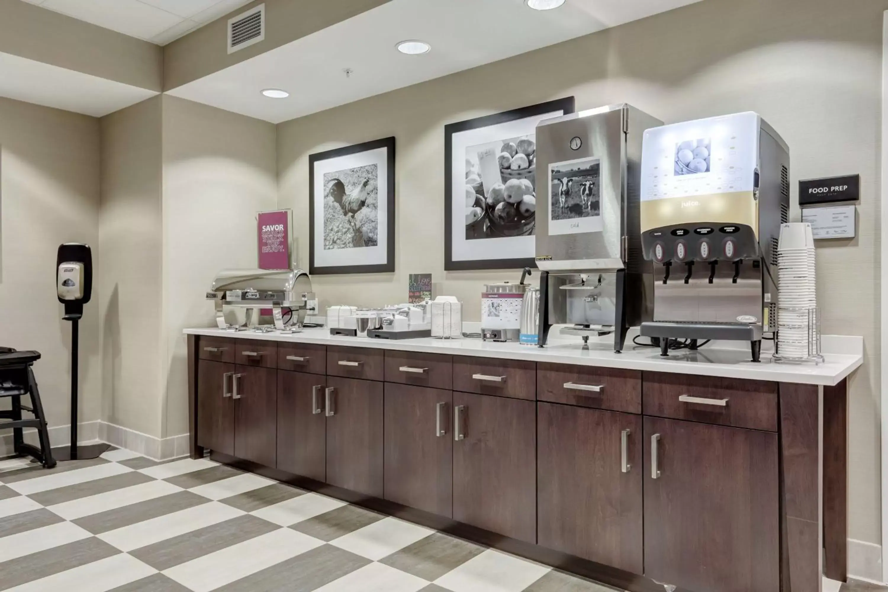 Dining area in Hampton Inn-St. Louis Wentzville, MO