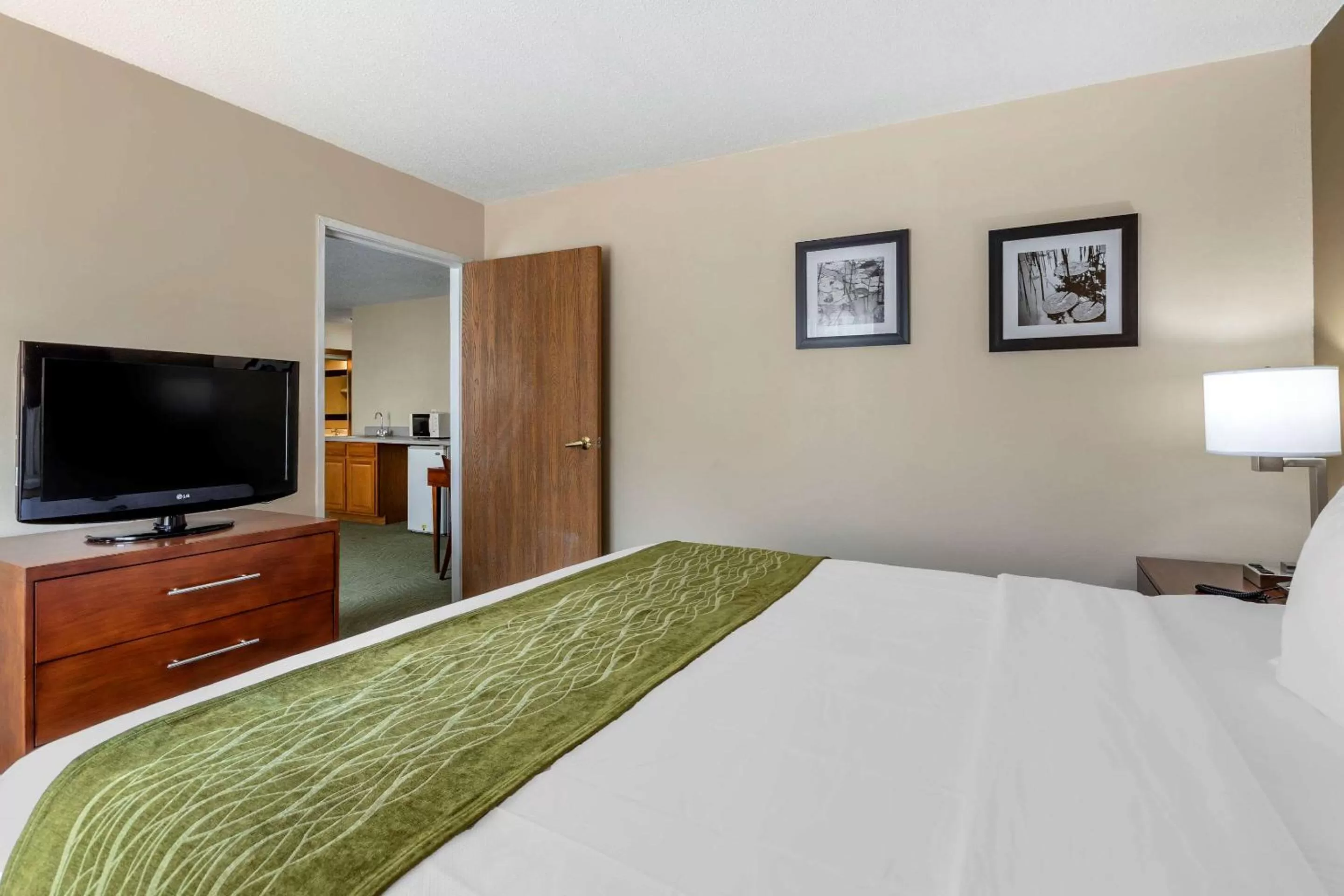 Photo of the whole room, Bed in Comfort Inn Muscatine near Hwy 61