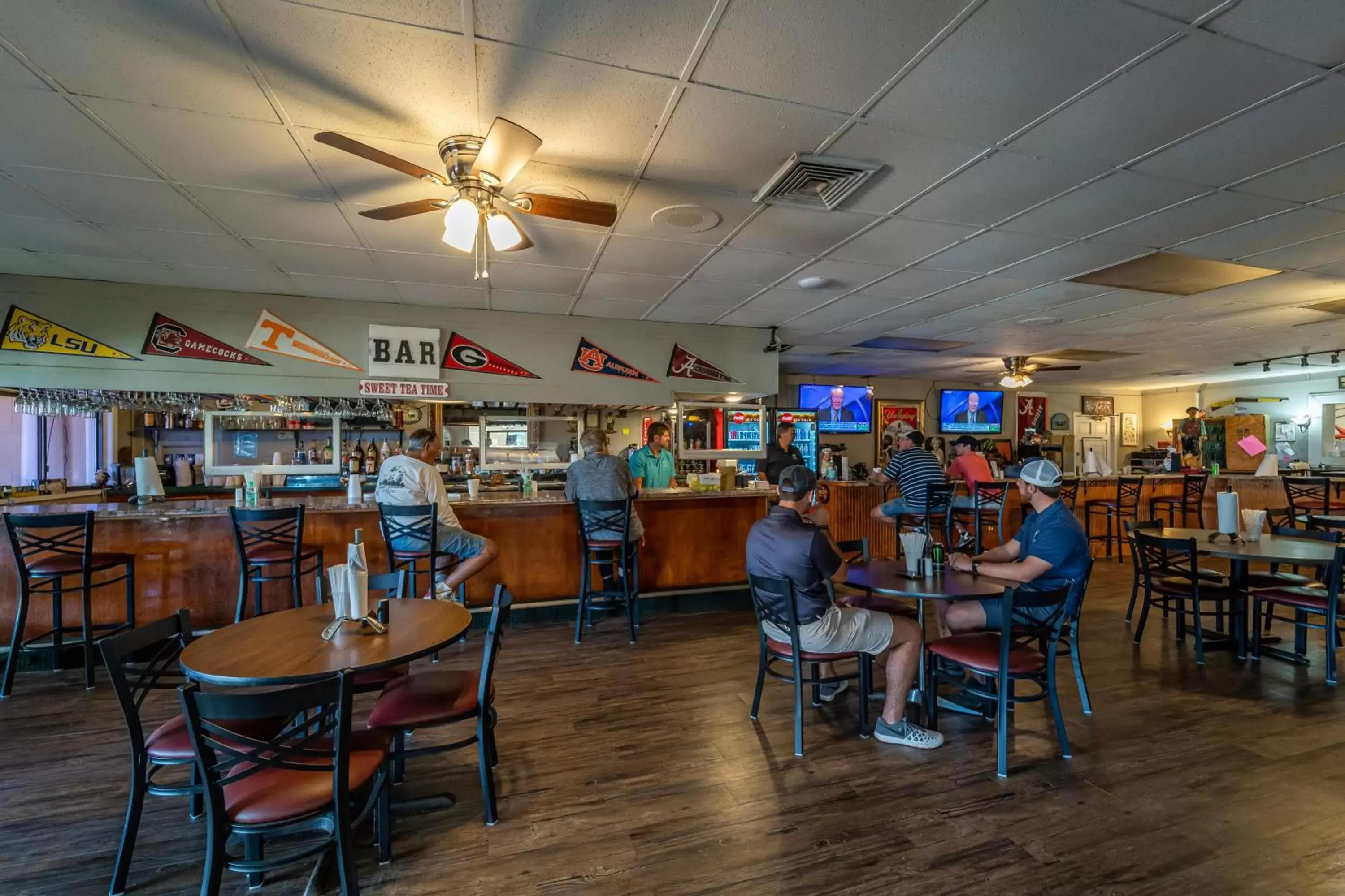 Restaurant/places to eat in Dothan National Golf Club and Hotel