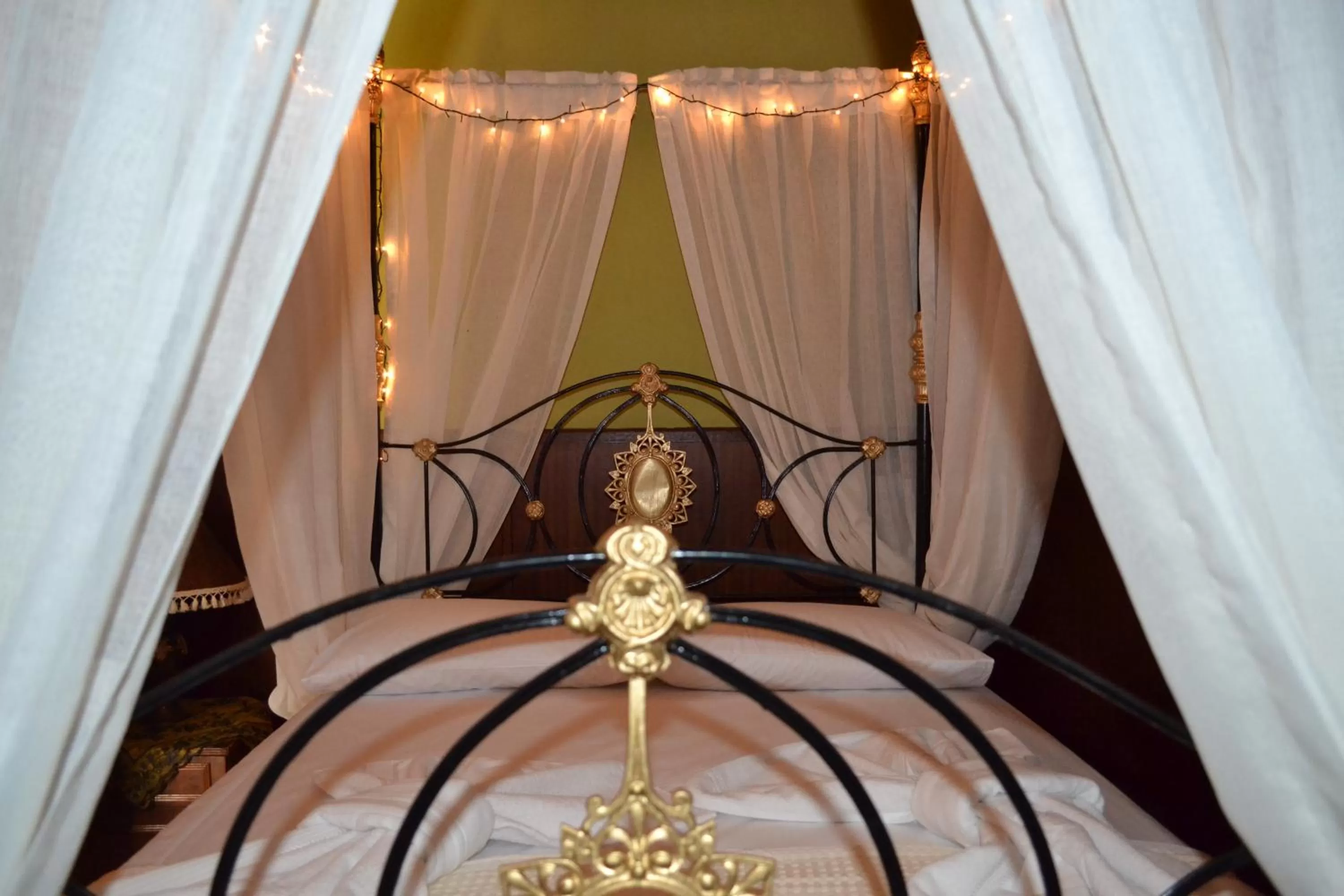 Bedroom, Bed in Mystery Garden Guest House