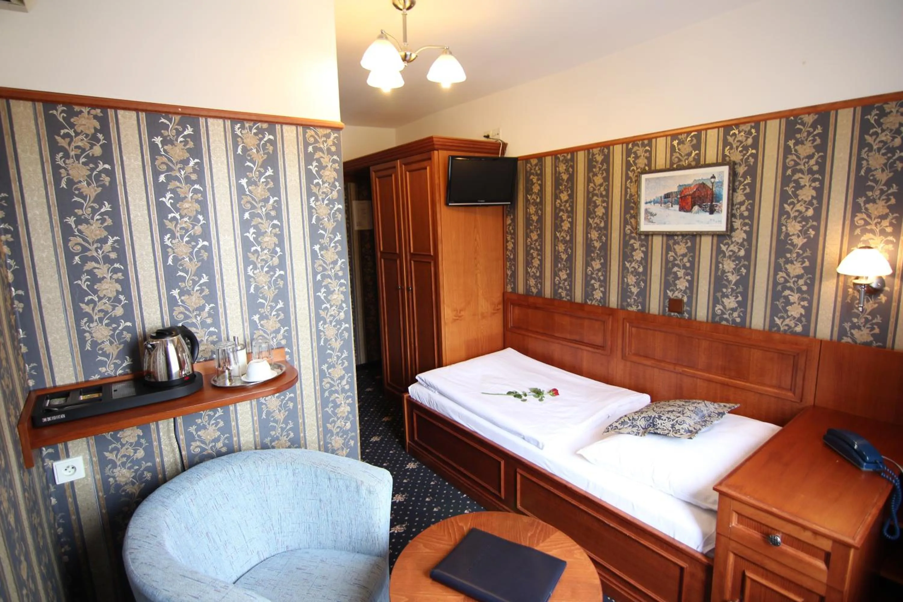 Single Room with Private Bathroom in Old Prague Hotel