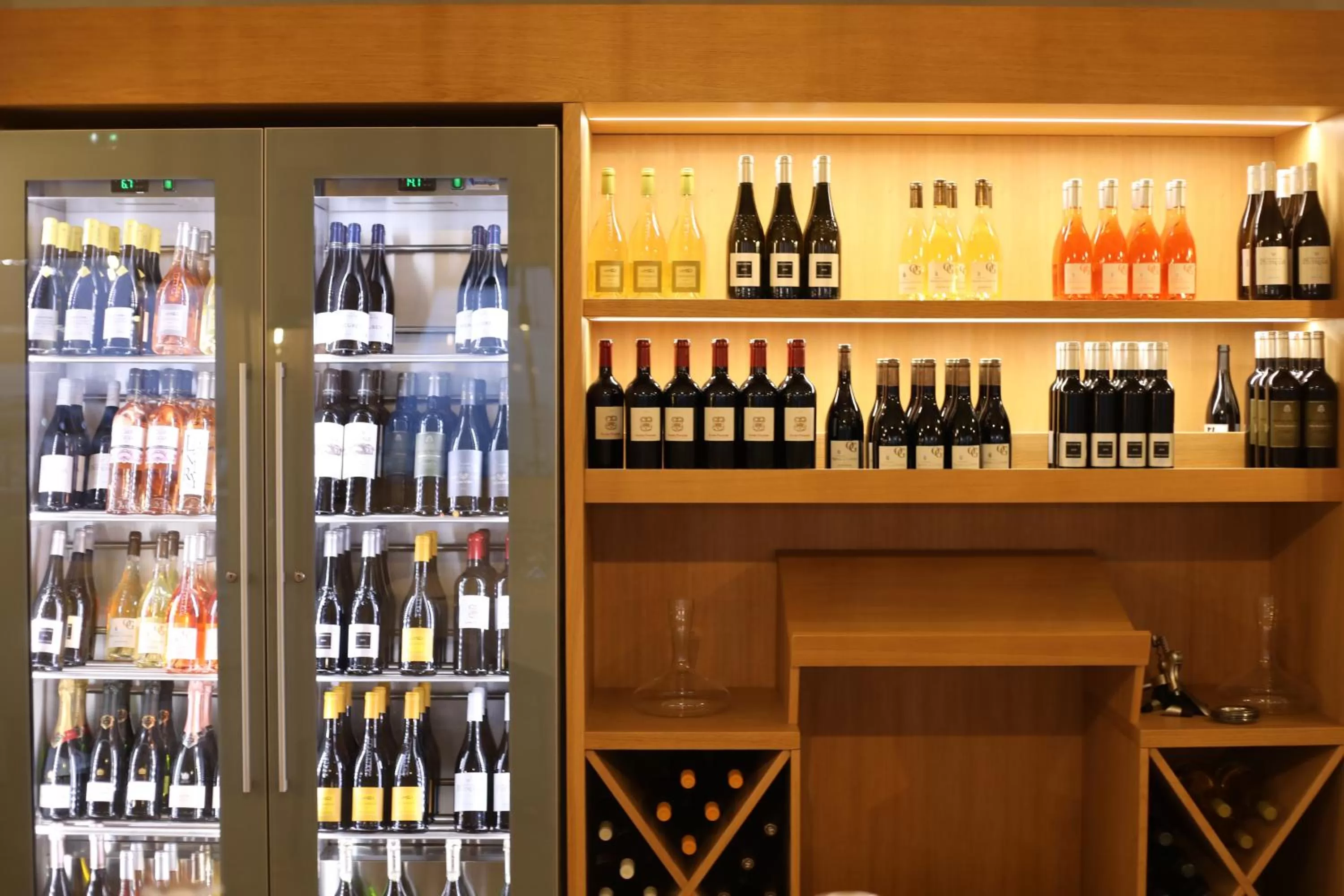 Restaurant/places to eat, Drinks in Hôtel Calavita Rooftop & Spa