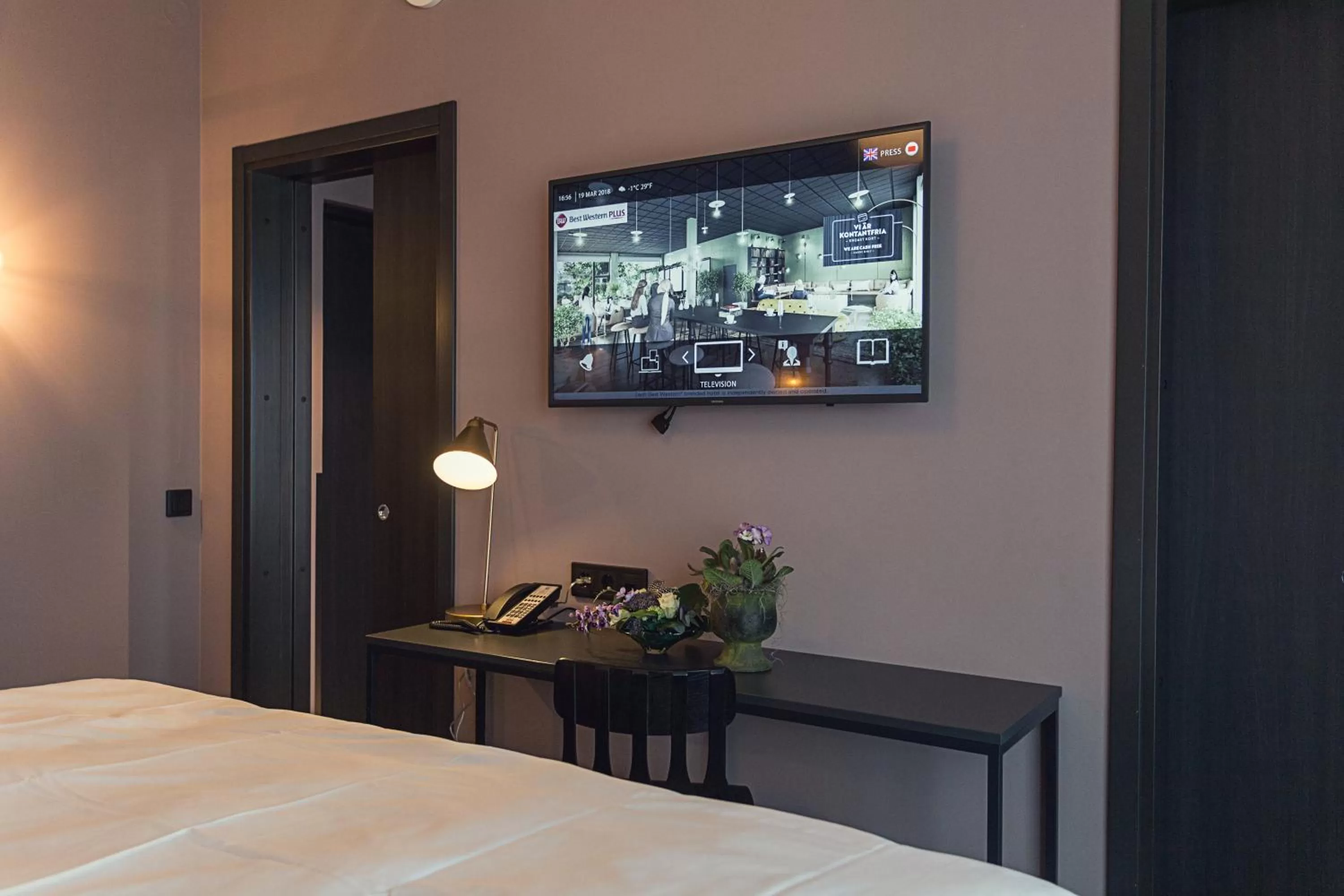 TV and multimedia, Bed in Best Western Plus Hus 57