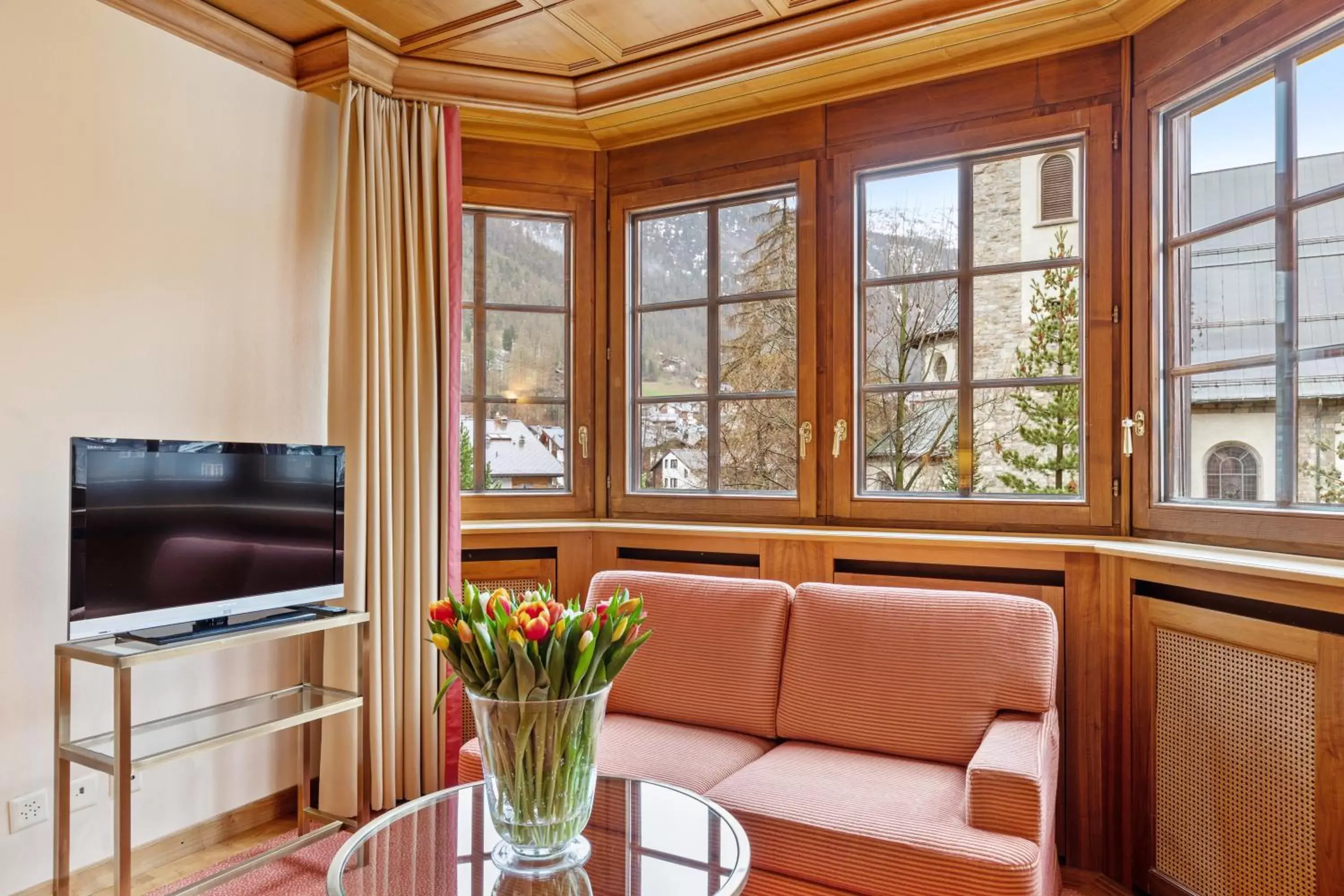 Living room, TV/Entertainment Center in Grand Hotel Zermatterhof