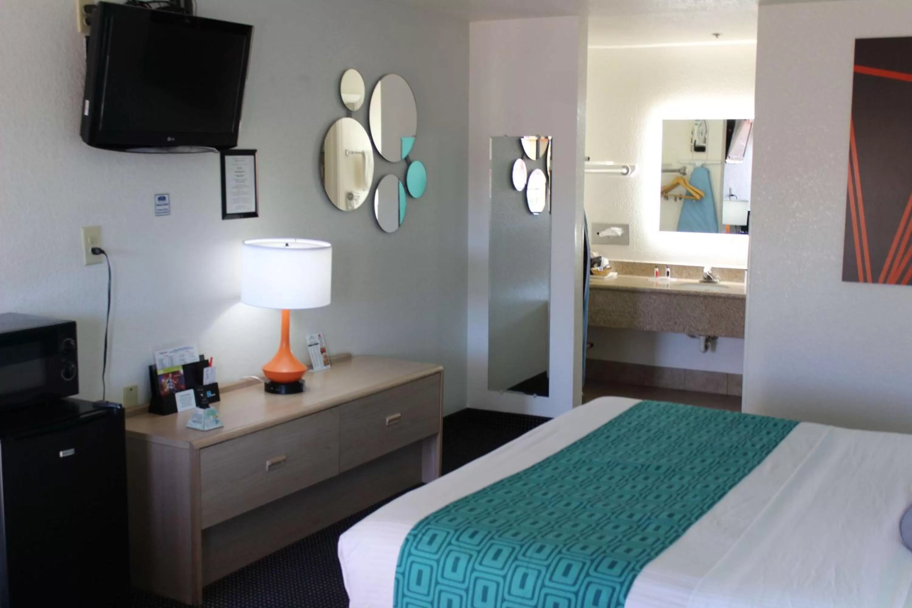 Photo of the whole room, Bed in Howard Johnson by Wyndham Holbrook