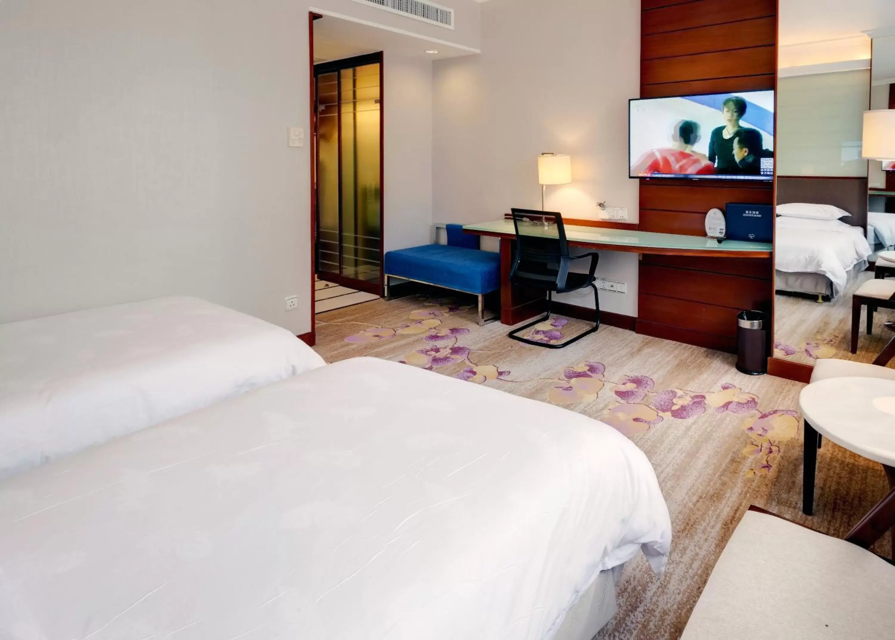 Bedroom, Bed in Ocean Hotel