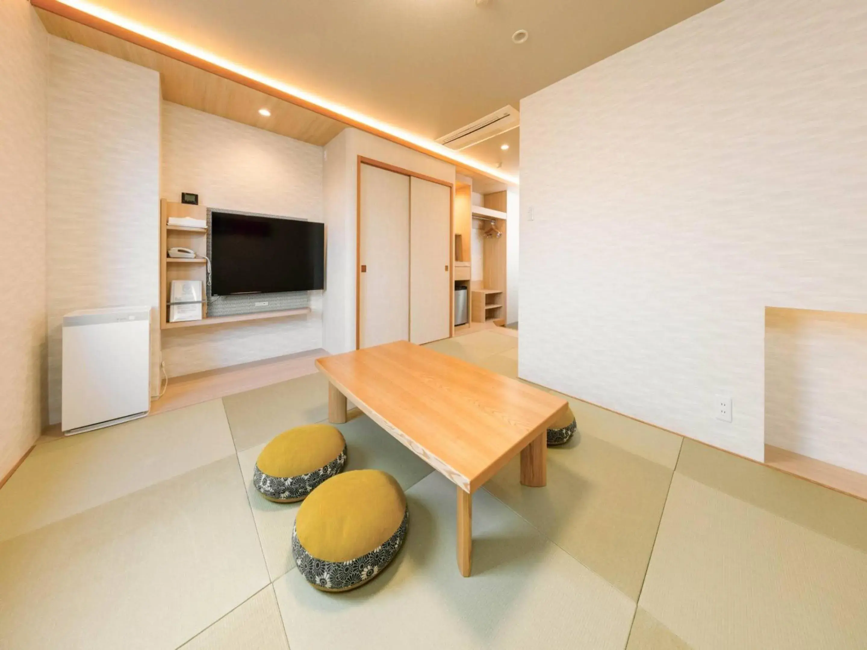 Photo of the whole room, TV/Entertainment Center in Tokai City Hotel