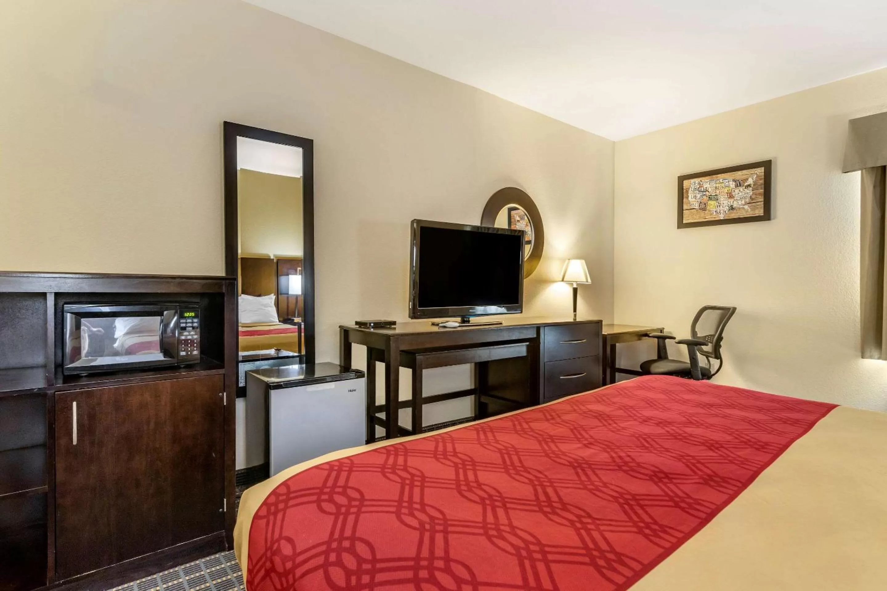 Photo of the whole room, Bed in Econo Lodge Brunswick Travel Center