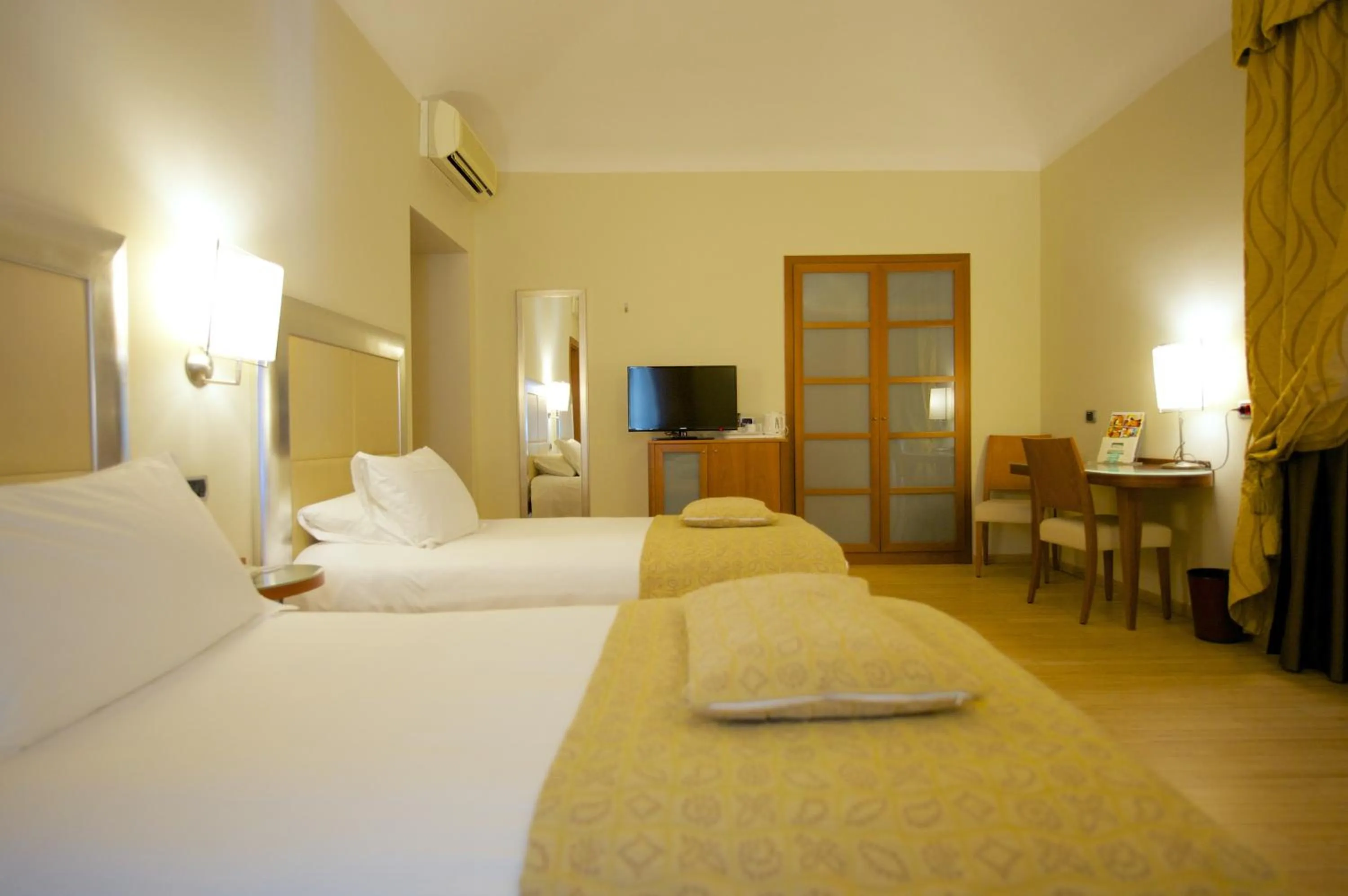 Photo of the whole room, Bed in Best Western Crystal Palace Hotel