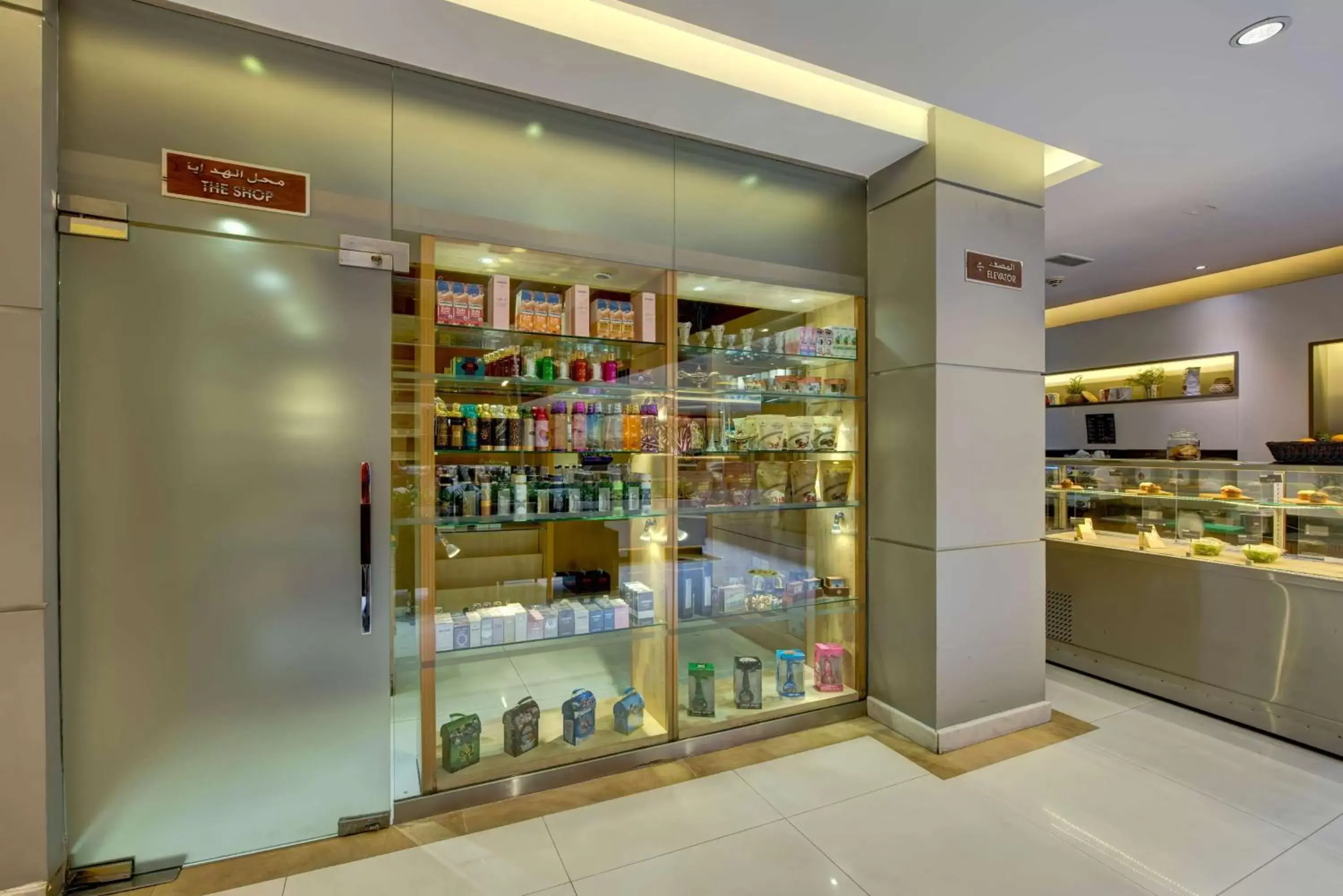 On-site shops, Supermarket/Shops in Howard Johnson Plaza by Wyndham Dubai Deira