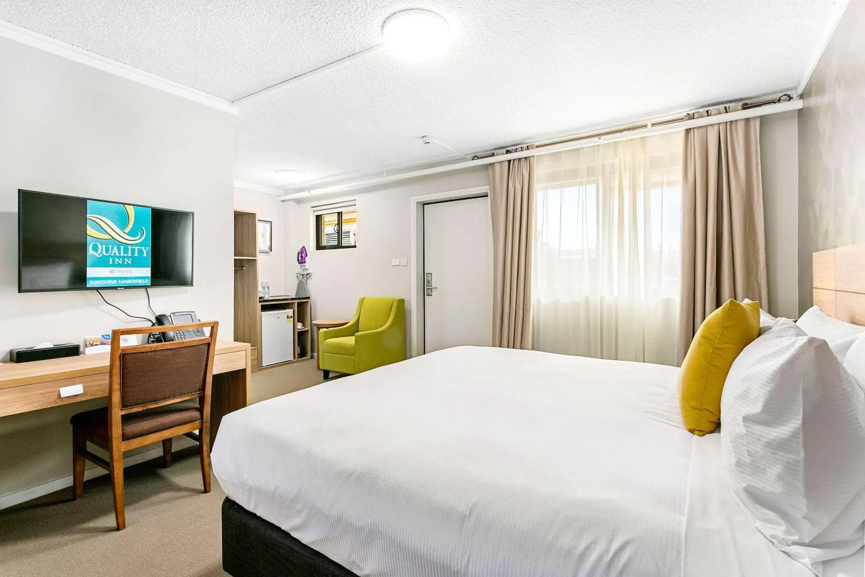 Superior King Room in Quality Inn Sunshine Haberfield