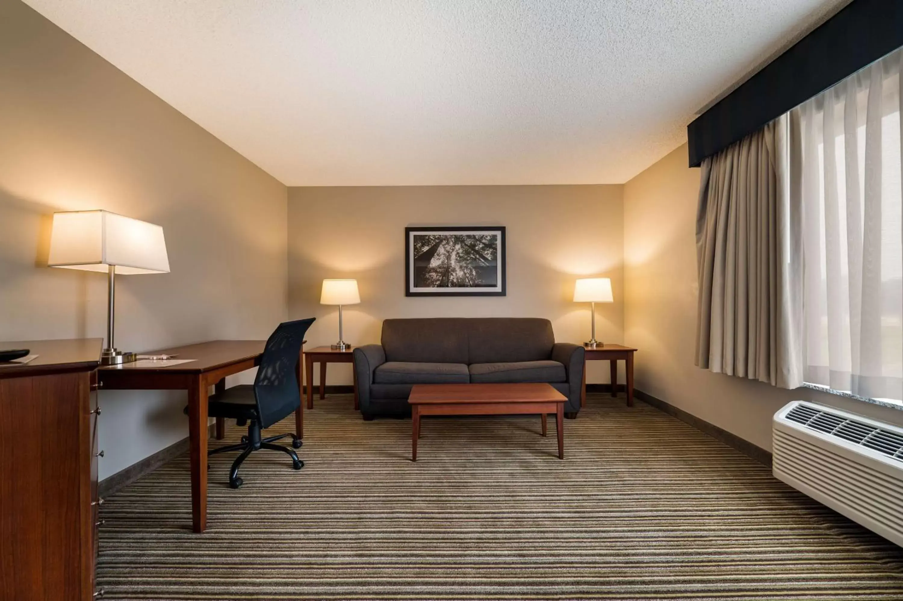 Bedroom, Seating Area in Best Western Park Oasis Inn