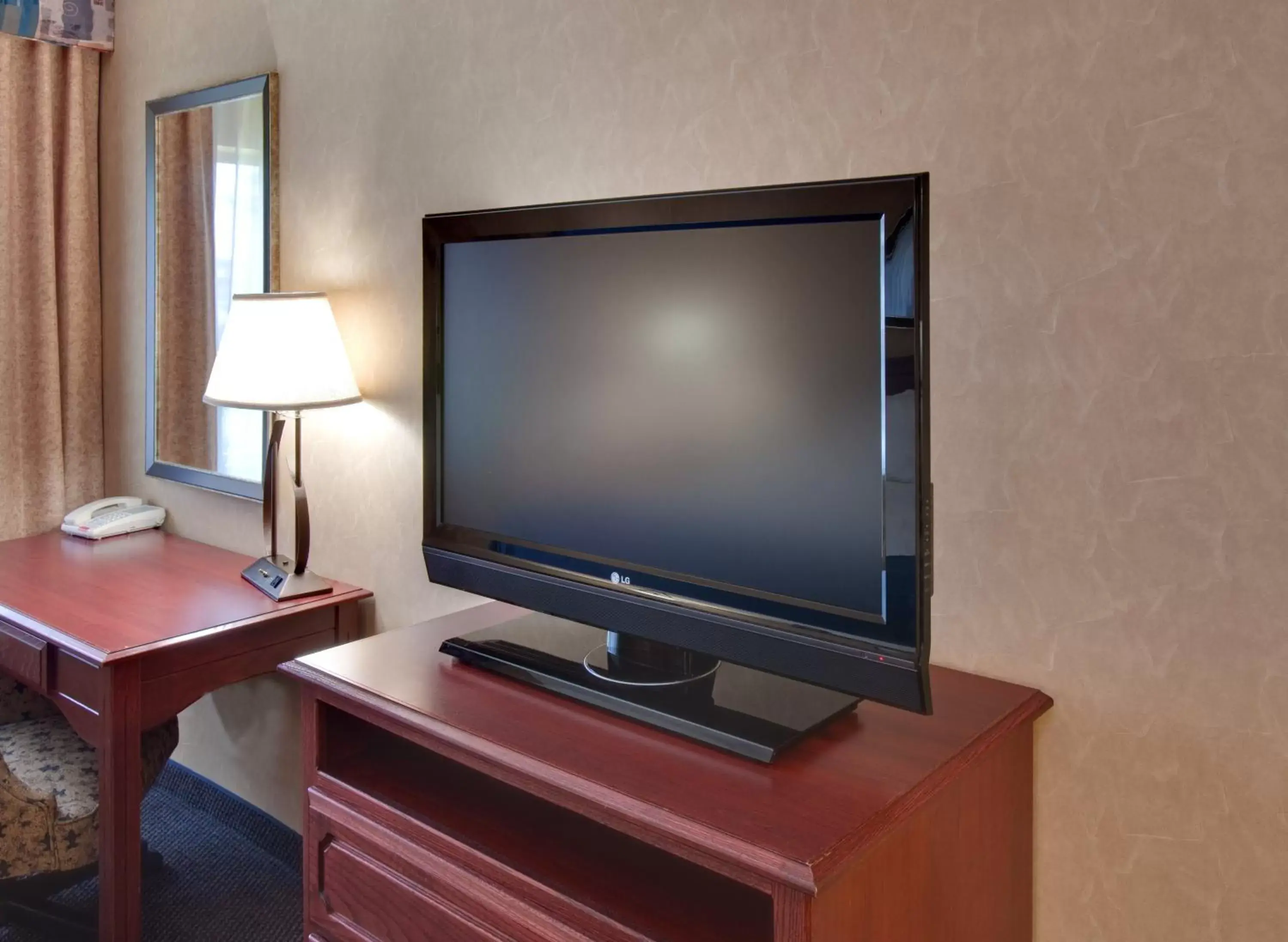 Photo of the whole room, TV/Entertainment Center in Holiday Inn Express Jamestown, an IHG Hotel