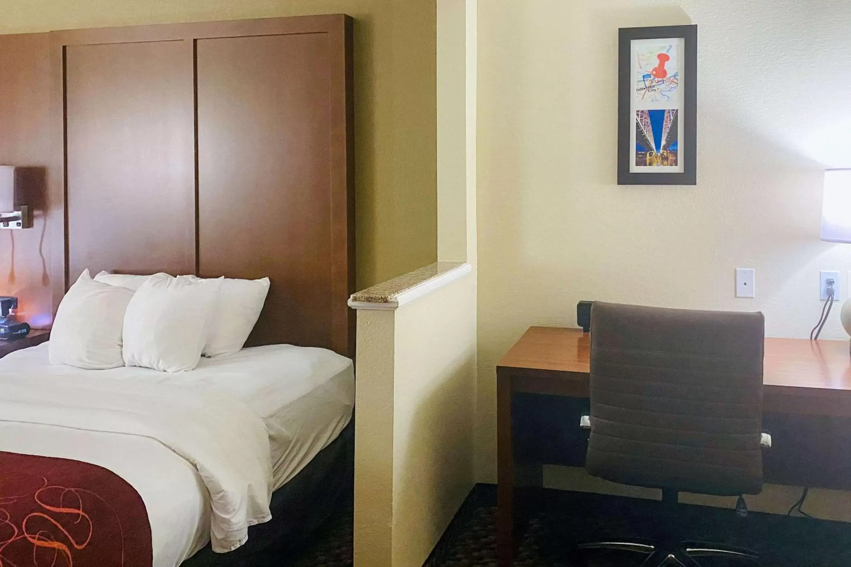 Photo of the whole room, Bed in Comfort Suites - Jefferson City