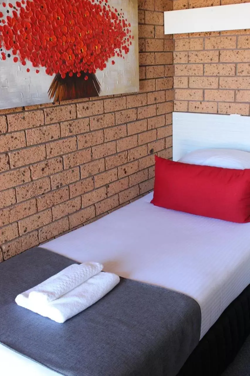 Bed in Golden Harvest Motor Inn Moree