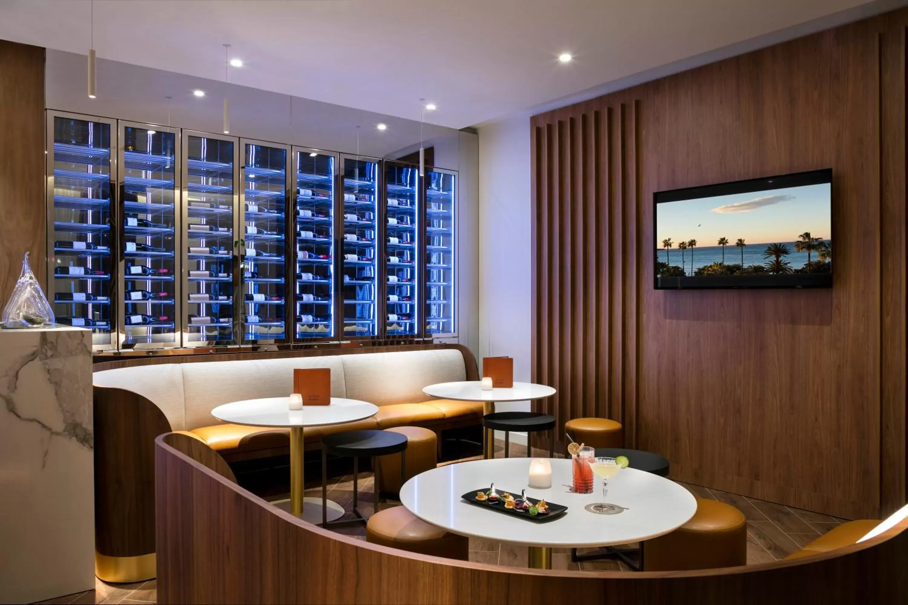 Lounge or bar, Restaurant/Places to Eat in Hôtel Barrière Le Gray d'Albion