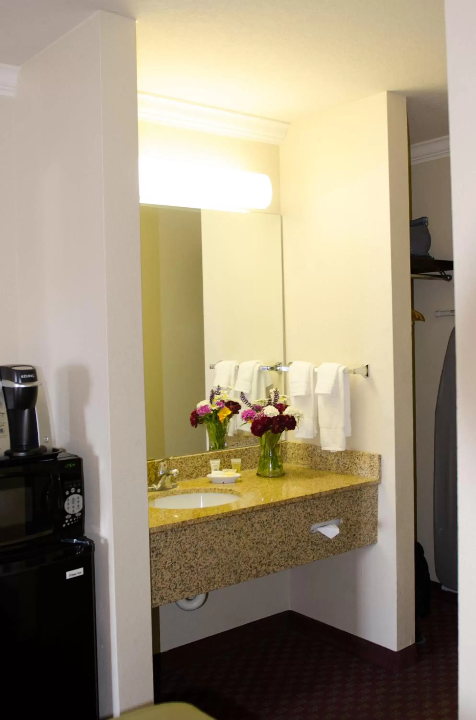 Bathroom in Inn at Moses Lake Bathroom in Inn at Moses Lake