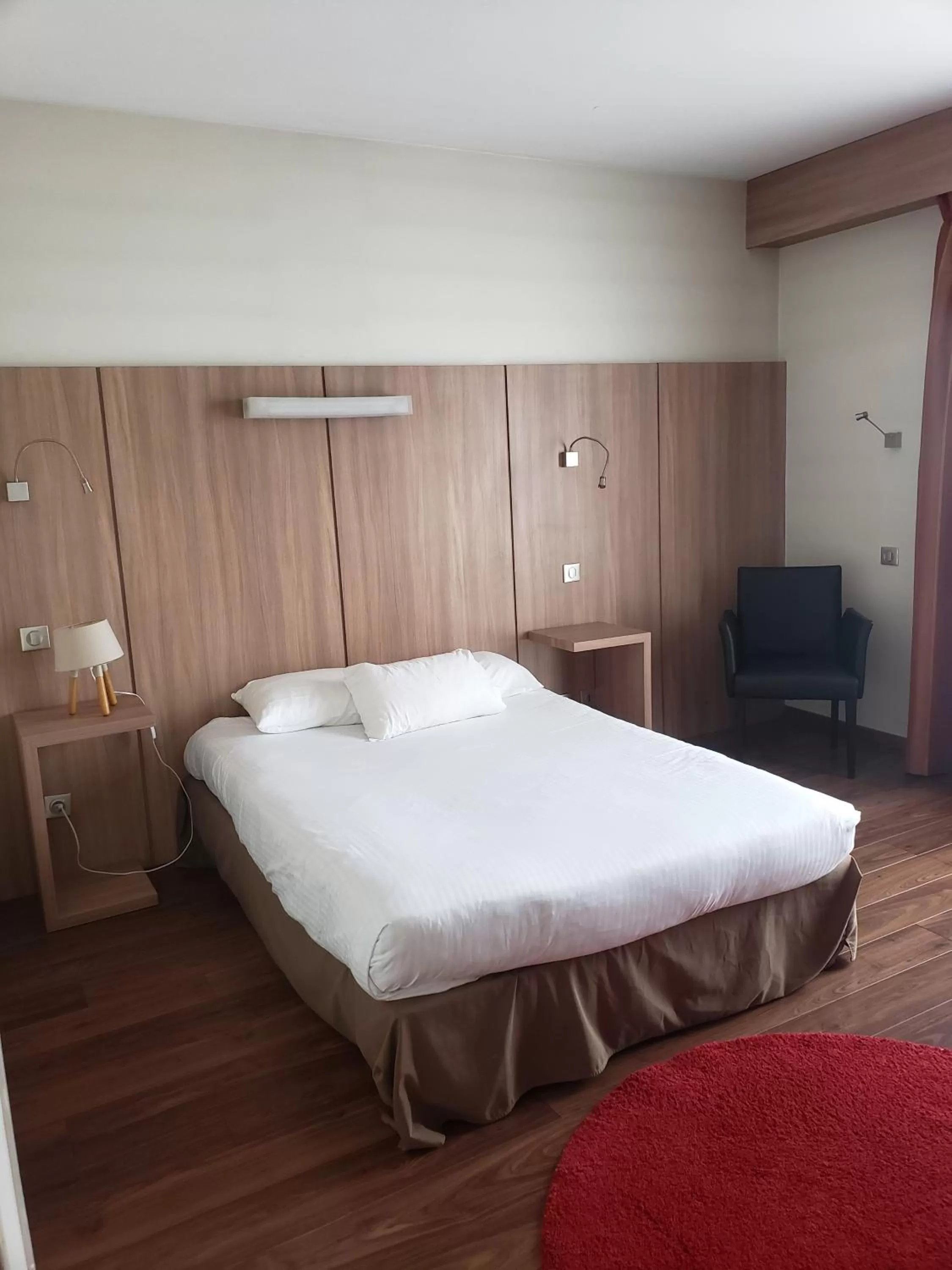 Kitchen or kitchenette, Bed in Kyriad Hotel Tours Centre