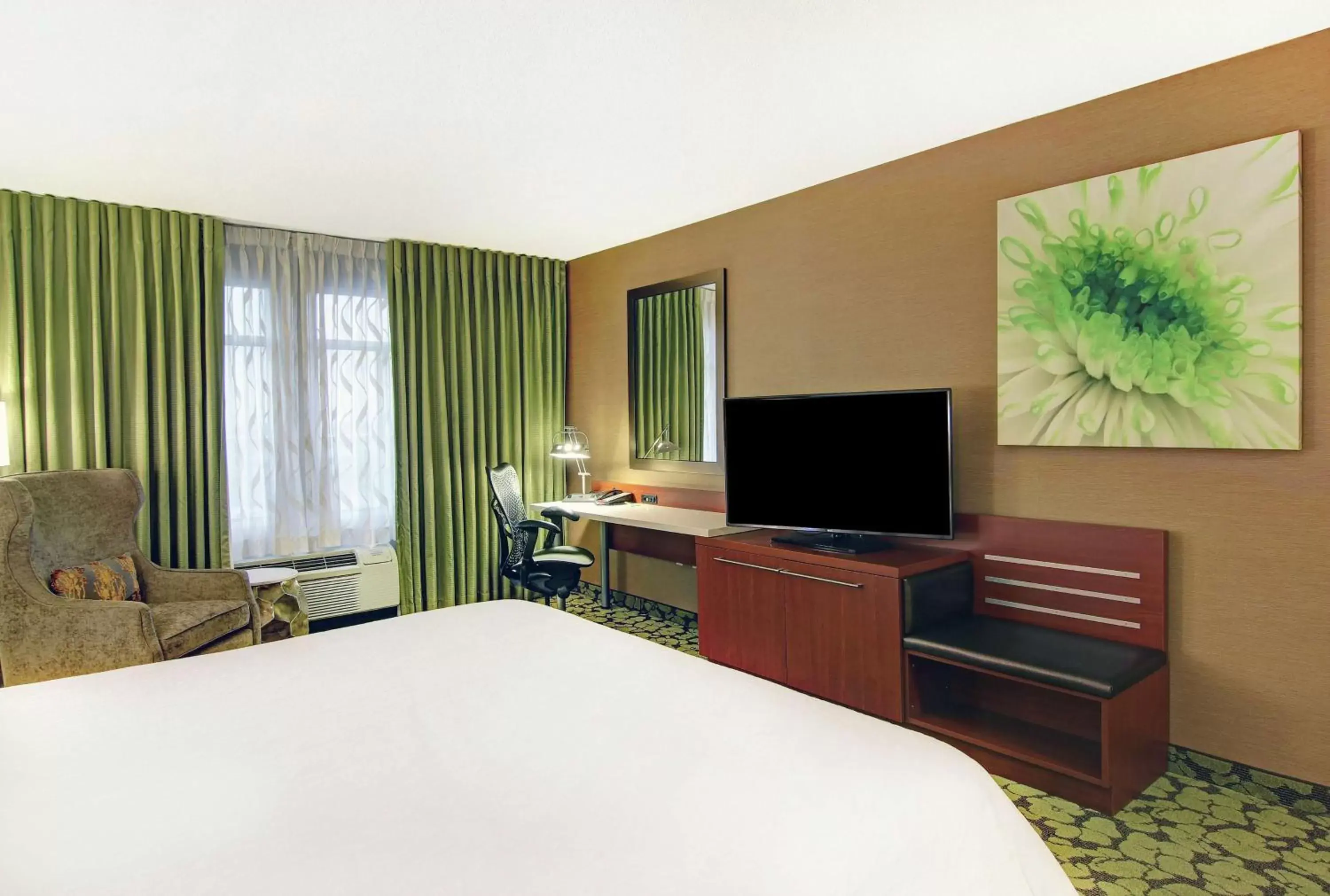 Bed, TV/Entertainment Center in Hilton Garden Inn Toronto/Markham