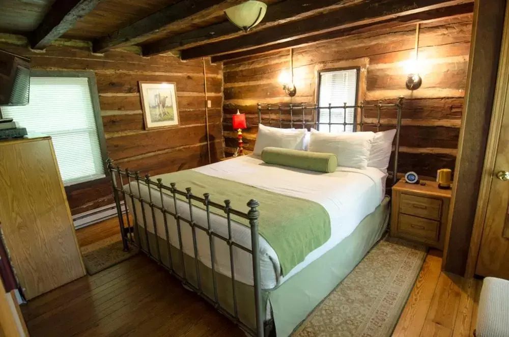 Bedroom, Bed in Asheville Cabins of Willow Winds