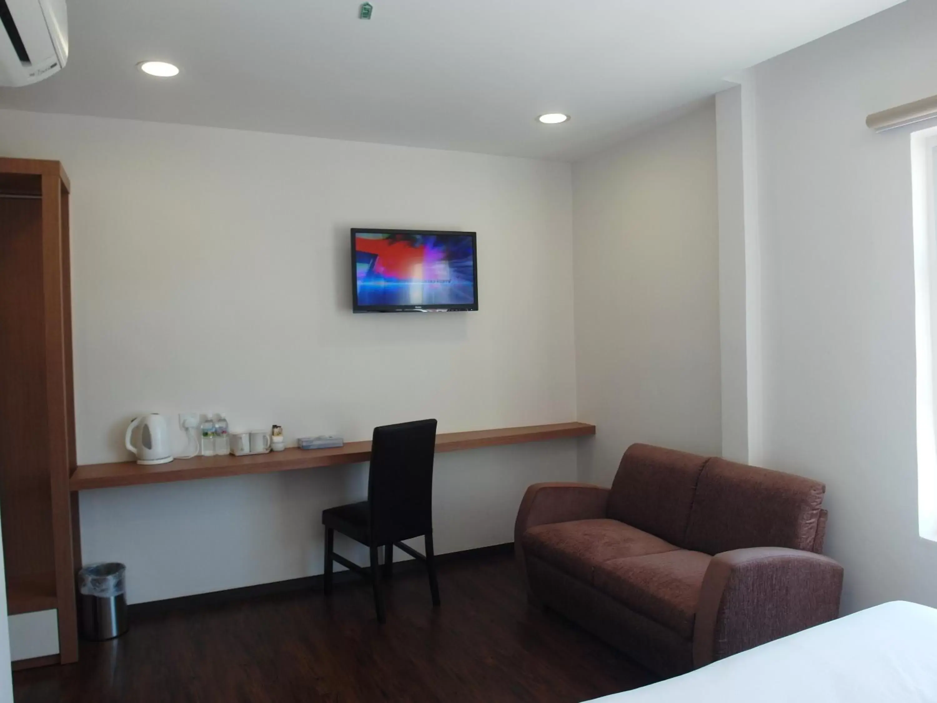 Photo of the whole room, Seating Area in Nagoya Inn Hotel