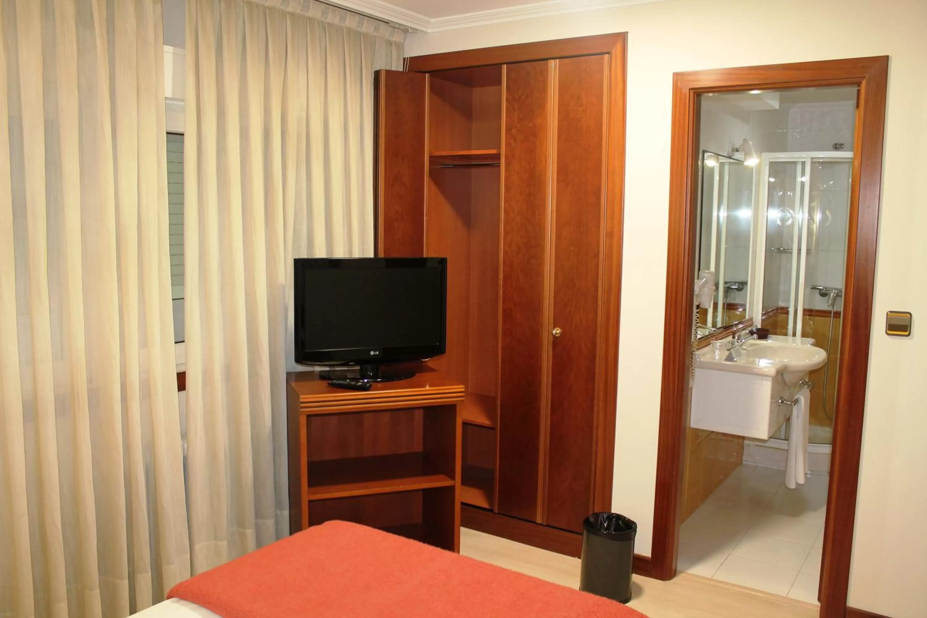 Bathroom, Bed in Hotel Villa de Marin
