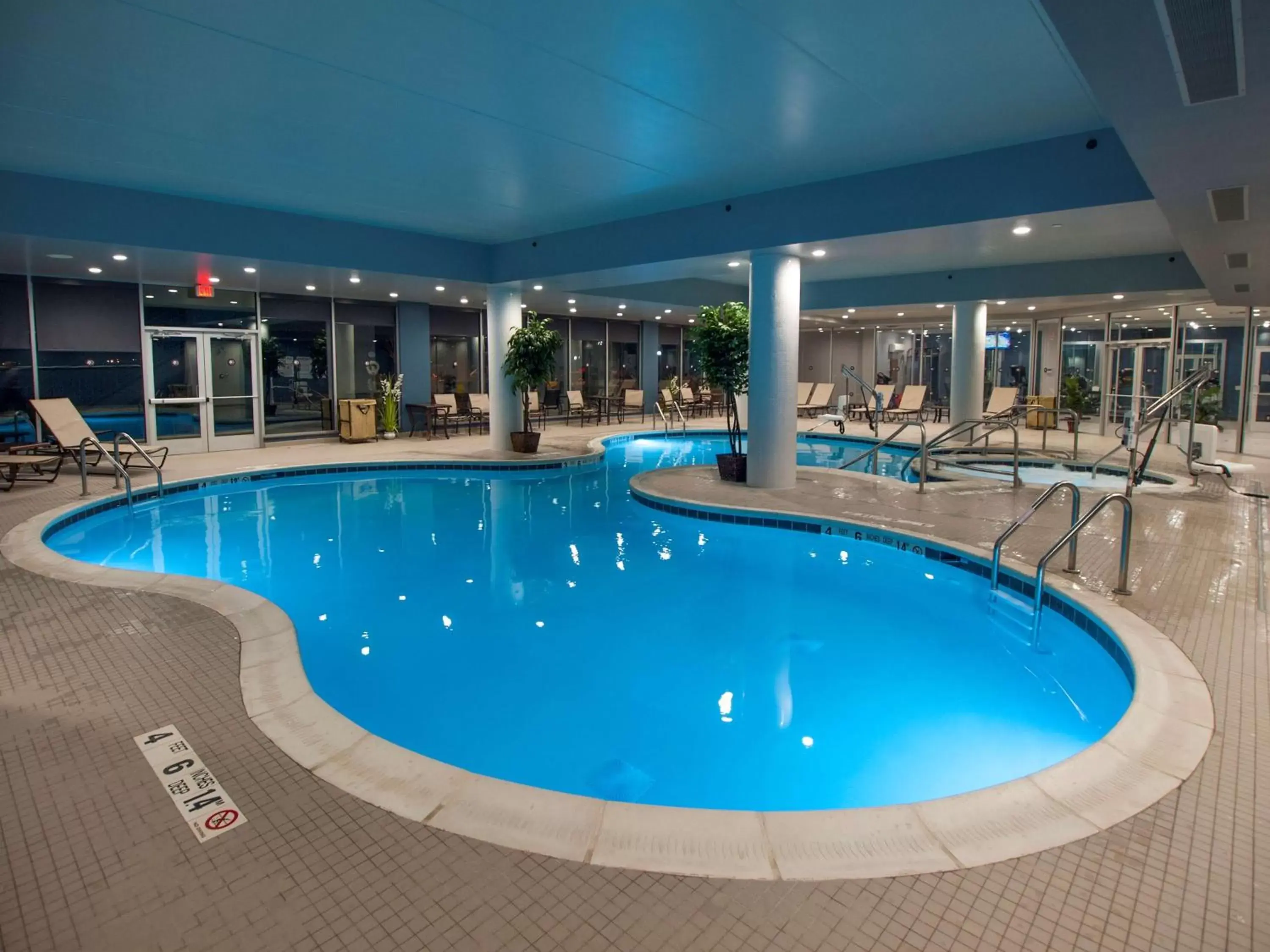 Pool view, Swimming Pool in DoubleTree by Hilton Hotel Niagara Falls New York